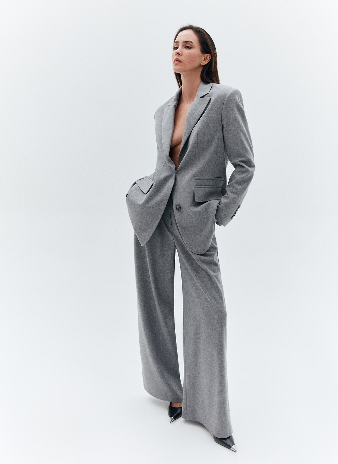 Брюки-палаццо, цвет: серый Allweneed
Широкие брюки полной длины с посадкой на талии. Скрытая застёжка на молнию и два крючка. Изделие с двумя глубокими карманами. Мы изготовили эту модель из костюмной ткани высокого качества, поэтому брюки хорошо сидят и идеально вписываются в тренд low-key люкс, когда мы ценим хороший крой, достойный состав и лаконичный силуэт. Материал струится и создает расслабленный образ. Сочетайте с жакетом или комбинируйте с лонгсливами и водолазкой.