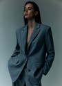 Жакет однобортный oversize, цвет: серый Allweneed
Жакет с объёмной линией плеча. Шлица на спинке для декора и комфорта (не забудьте её разрезать). Мы создали слегка удлинённую модель свободного кроя, с небольшим прилеганием по талии, которая подходит девушкам разного роста. Изделие имеет карманы с клапаном, бочком, а также вытачкой на полочке и декоративной листочкой выше груди. Приятная костюмная ткань деликатно блестит и хорошо держит форму. В этом сезоне цвет играет для нас важное значение и отражает плавное погружение в весенний период. Два базовых оттенка и один акцентный изящный изумрудный.