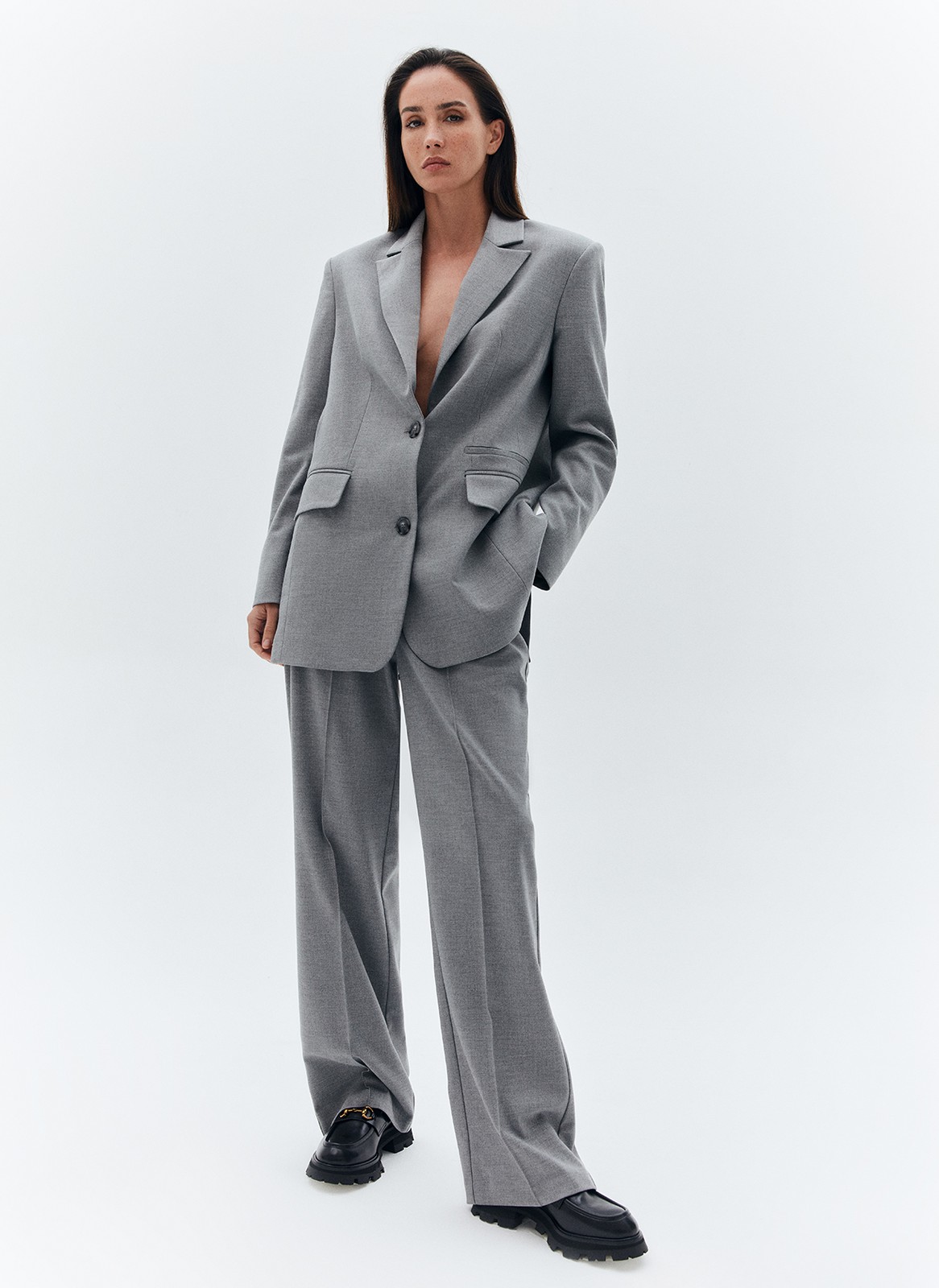 Брюки полной длины прямые, цвет: серый Allweneed
Прямые, свободные брюки полной длины. Модель с защипами, переходящими в стрелки с отстрочкой. Застёжка на молнию, крючки и потайную пуговицу. Посадка на линии талии, чтобы сделать фигуру гармоничной. Карманы с подрезным бочком для любых мелочей. Брюки выполнены из приятной поливискозной ткани и представлены в трёх базовых оттенках. Вы можете создавать образы для офиса или на каждый день.