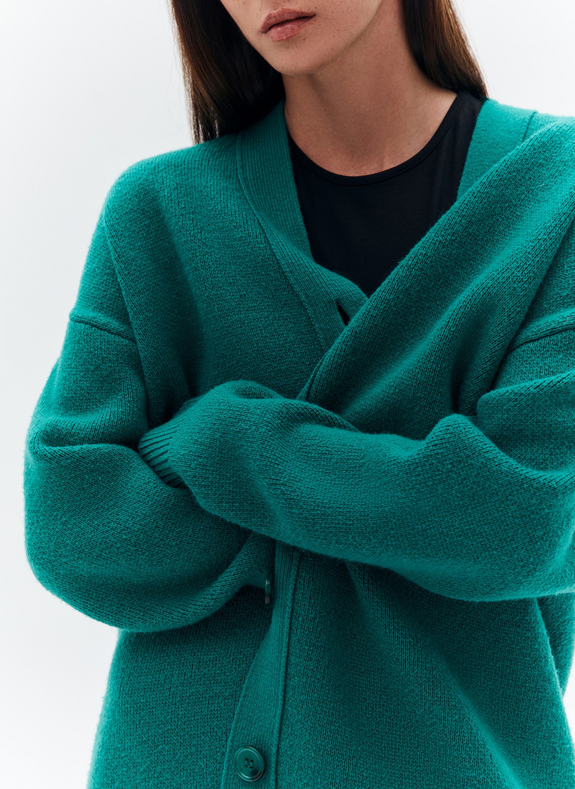 Трендовый кардиган в духе стиля преппи одна из звёздочек этого дропа. Лёгкий оверсайз, увеличенная длина изделия и две актуальные расцветки зелёный и серо-бежевый ромб в перекрёстную белую полоску позволяют создавать совершенно разные образы. Днём носим его с джинсами и водолазкой, а вечером с шёлковой комбинацией или с плиссированной юбкой мини.