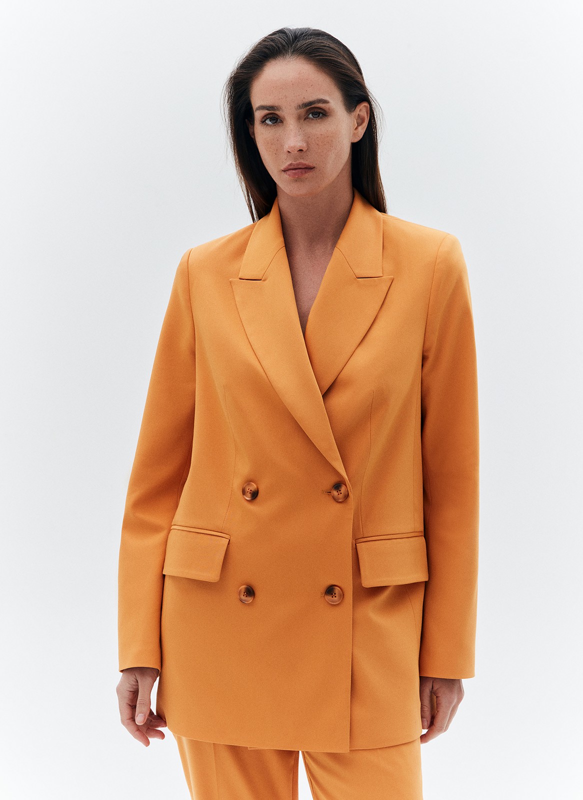 Жакет двубортный oversize, цвет: рыжий Allweneed
Двубортный жакет прямого силуэта с классической линией плеча. Для модели мы выбрали турецкую костюмную ткань, которая производилась только для нас, с добавлением нежных волокон вискозы. Изделие с приятной к телу подкладочной тканью. Хороший жакет сегодня считается одной из основ грамотного гардероба, поскольку он дарит огромное количество сочетаний: от строгих офисных вариантов до нарядных вечерних.