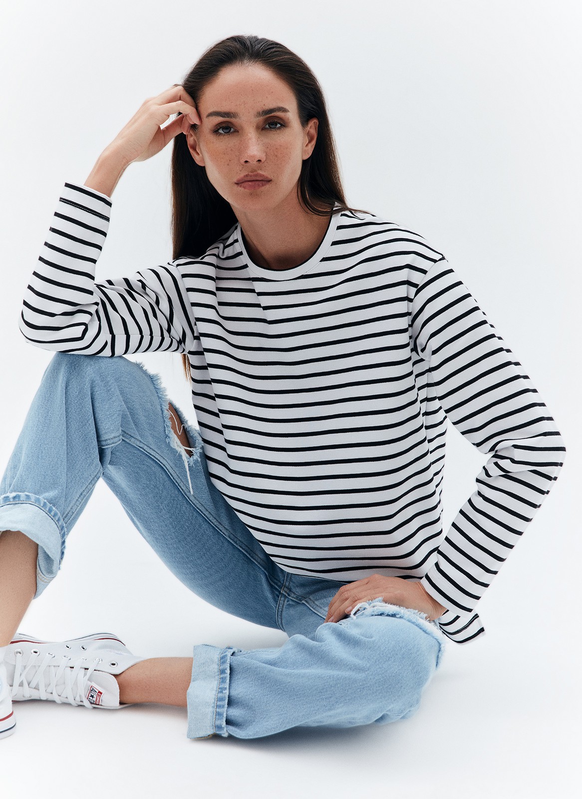 Лонгслив в полоску с разрезом, цвет: Бело-черный Allweneed
Лонгслив свободного кроя из мягкого трикотажного полотна. Актуальный удлинённый рукав и спущенная пройма. Акцентная деталь модели разрезы в боковых швах обеспечивают правильную посадку по бедрам. Благодаря приятной на ощупь ткани и отличному составу в нашей тельняшке вам будет комфортно целый день. Мы советуем носить модель с джинсами и юбками 24/7.