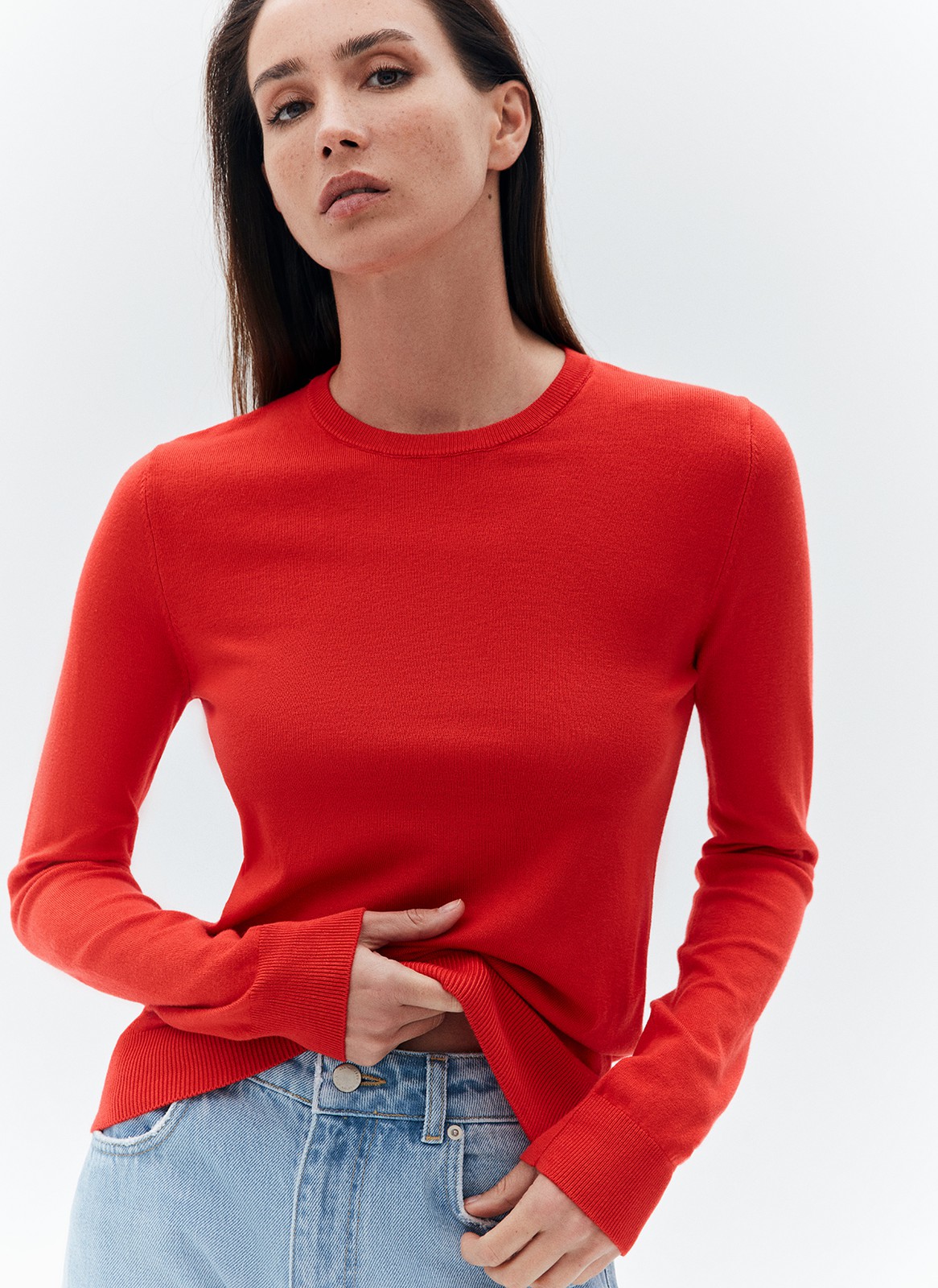 


Джемпер свободного силуэта из трикотажа. Тонкий, но плотный, он связан из мягкой пряжи на основе вискозы и дралона. Дралон инновационный сверхпрочный и гипоаллергенный материал. Объёмный, средней длины джемпер, с эластичной вязкой резинкой на манжетах, горловине и низе изделия. Модель можно надеть поверх рубашки, под пиджак, с расслабленными джоггерами и классическими брюками именно так мы понимаем универсальность базовых веще