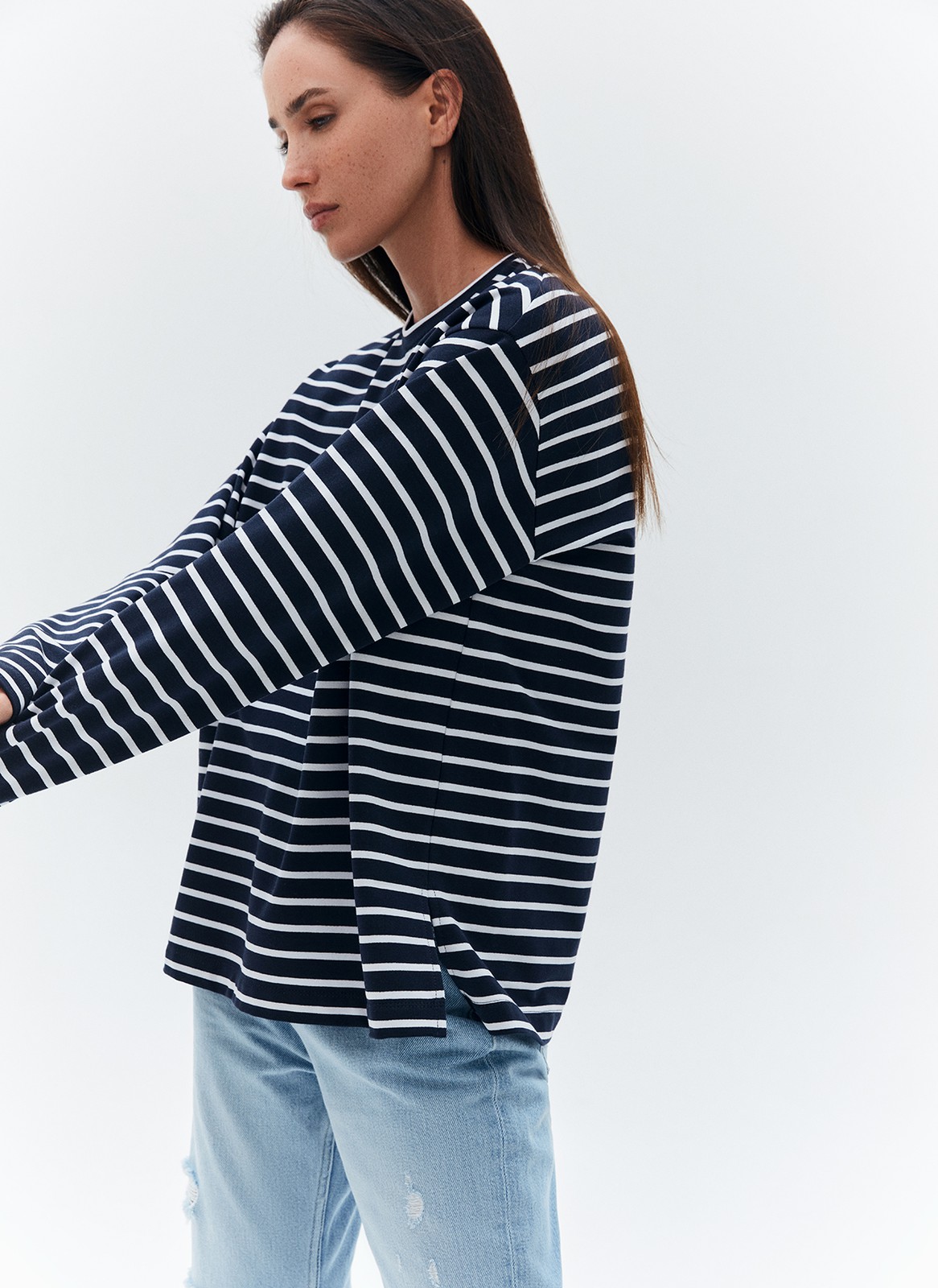 Лонгслив в полоску с разрезом, цвет: Сине-белый Allweneed
Лонгслив свободного кроя из мягкого трикотажного полотна. Актуальный удлинённый рукав и спущенная пройма. Акцентная деталь модели разрезы в боковых швах обеспечивают правильную посадку по бедрам. Благодаря приятной на ощупь ткани и отличному составу в нашей тельняшке вам будет комфортно целый день. Мы советуем носить модель с джинсами и юбками 24/7.