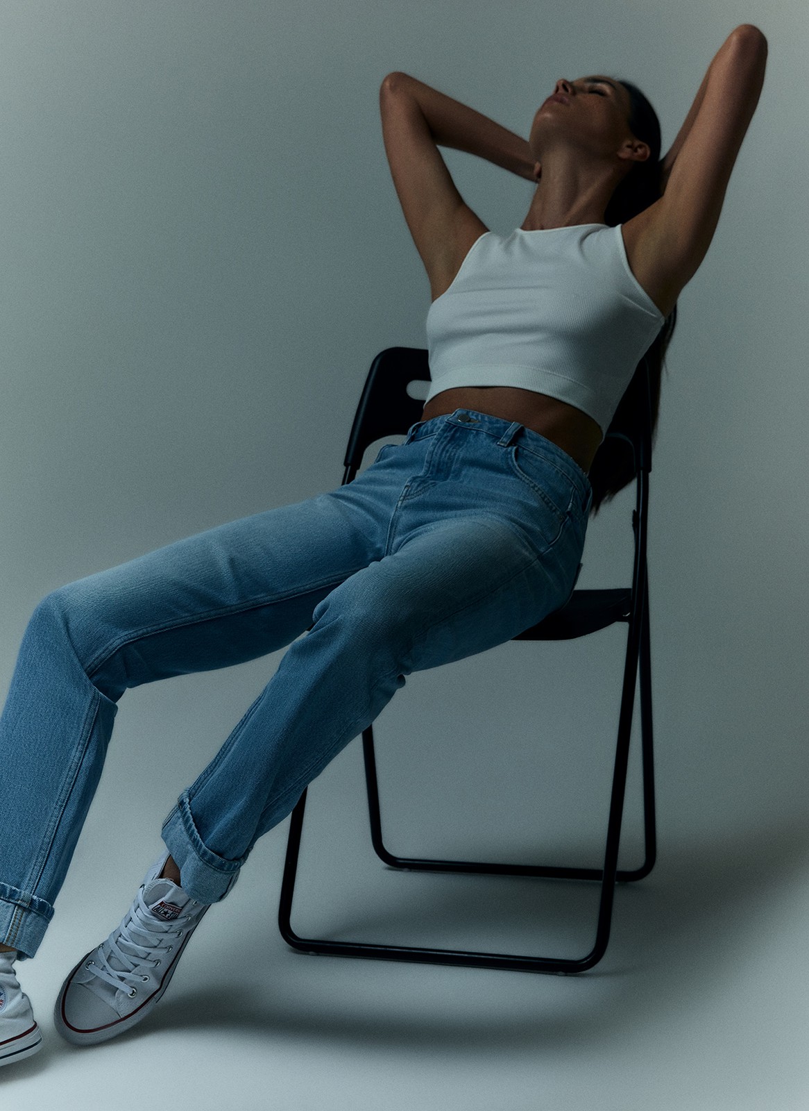 


Джинсы прямого кроя на низкой посадке с отворотами и эффектом потёртости. Четыре кармана. Застёжка на молнию и металлическую пуговицу. Плотный деним позволяет держать форму и красиво облегать линию бедра. Мы выполнили модель из нашего премиального 100% хлопкового денима с авторской варкой и брендированной фурнитурой высокого качества, по которой вы нас узнаёте.