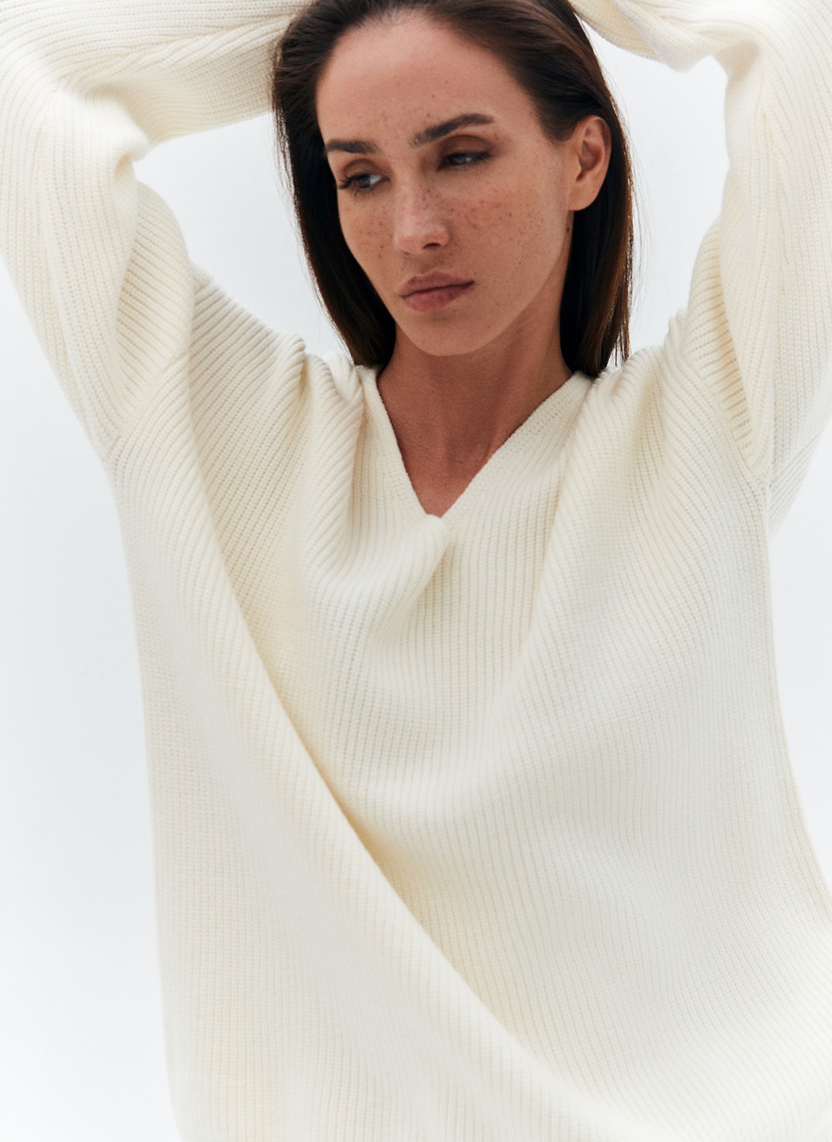 


Уютный свободный свитер с V-образным вырезом в двух нежных цветах. Вырез подчёркивает красоту зоны декольте, а вязка в рубчик вытягивает силуэт. Мы выполнили модель из мягкой смесовой пряжи с добавлением вискозы, в которой будет комфортно провести целый день. Наденьте его на белую футболку, а ещё самостоятельно с рваными джинсами или юбкой длины мини.