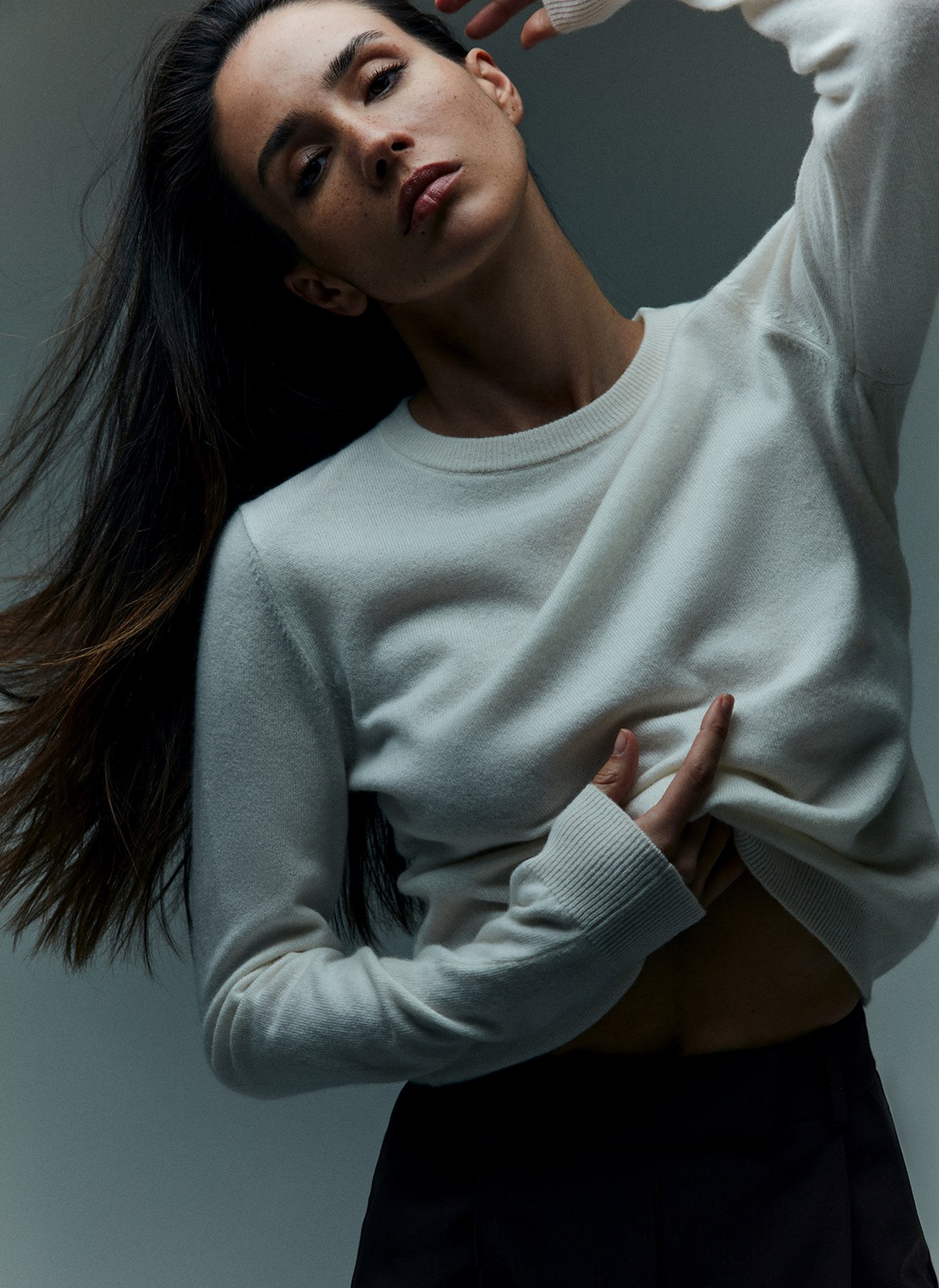 Джемпер тонкий из шерсти мериноса и кашемира, цвет: молочный Allweneed
Джемпер из шерсти и кашемира одна из премиальных моделей коллекции. Мы особенно гордимся линейкой премиум, потому что считаем наши материалы выдающимися. Изделие практически не ощущается на теле, несмотря на плотную фактуру. Тонкая и мягкая шерсть мериноса вместе с кашемиром придаёт ему лёгкую пушистость и мягкость. Это тот самый low-key люкс, который сделает любой ваш образ дороже. Сочетайте с куртками из экокожи, с любимыми пальто или с актуальными широкими джинсами, балансируя силуэт.