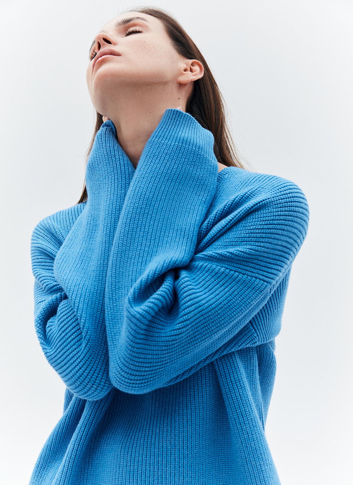 Свитер с V-образным вырезом, цвет: голубой Allweneed
Уютный свободный свитер с V-образным вырезом в двух нежных цветах. Вырез подчёркивает красоту зоны декольте, а вязка в рубчик вытягивает силуэт. Мы выполнили модель из мягкой смесовой пряжи с добавлением вискозы, в которой будет комфортно провести целый день. Наденьте его на белую футболку, а ещё самостоятельно с рваными джинсами или юбкой длины мини.