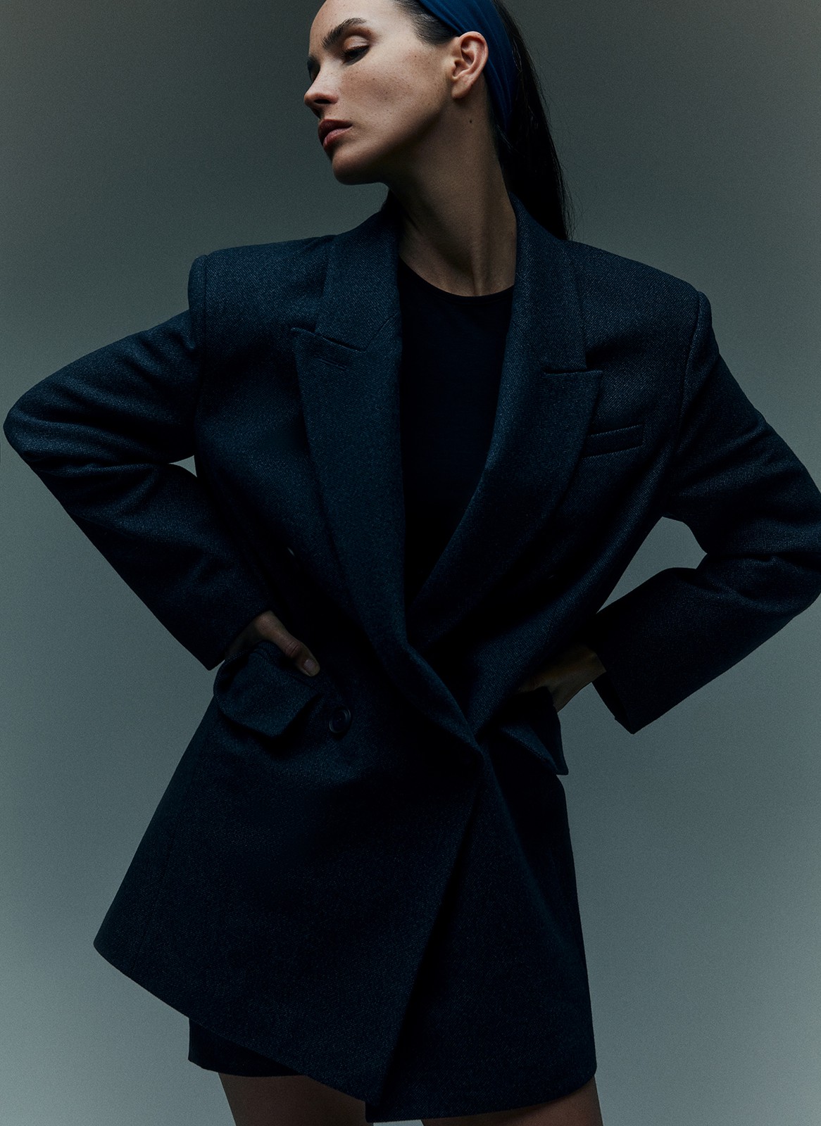 


Наш бестселлер универсальный двубортный пиджак в новом исполнении. Для модели выбрали турецкую костюмную плотную ткань с небольшим мягким ворсом. Изделие можно легко дополнить костюмными брюками, любимыми джинсами или юбкой, которая идет к этой коллекции.