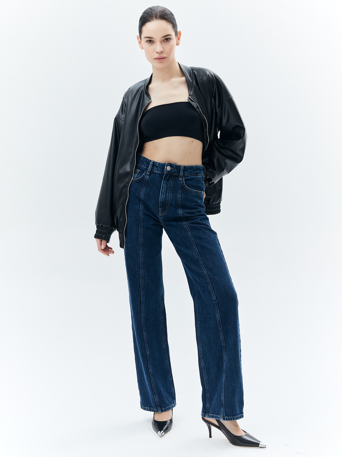 Прямые джинсы с посадкой на талии. Крой модели, который будет актуален всегда. Строчка на джинсах создает дополнительные вертикальные линии и удлиняет силуэт. Пять карманов, чтобы спрятать мелочи. Выполнены из премиального 100% хлопкового денима с авторской варкой и брендированной фурнитурой высокого качества.