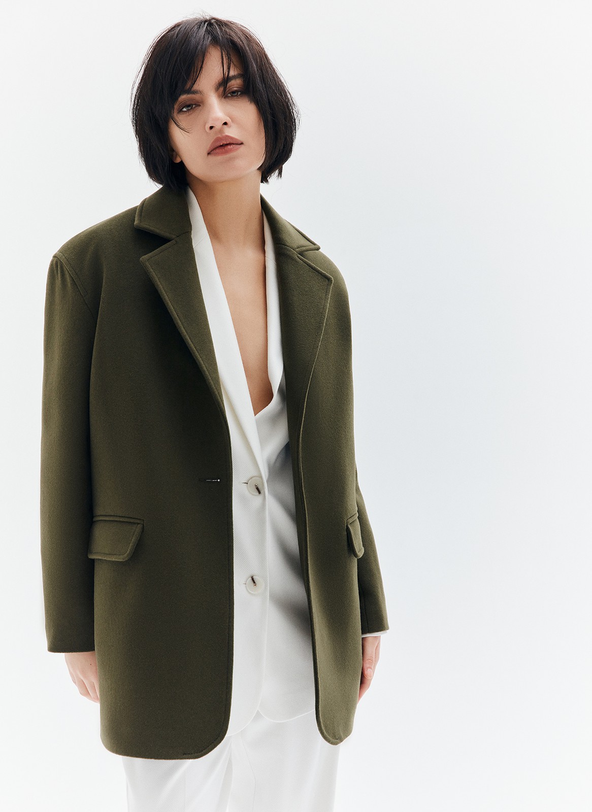 Однобортное пальто из мягкой шерстяной ткани. Модель фасоном напоминает жакет. Слегка спущенная линия плеча, поэтому комфортно носить со свитером и худи. Классический воротник и лацканы. Два накладных кармана и застежка на одну пуговицу. Мы советуем сочетать пальто с костюмами или джинсами для более лаконичного образа.
Температурный режим до +5 C



