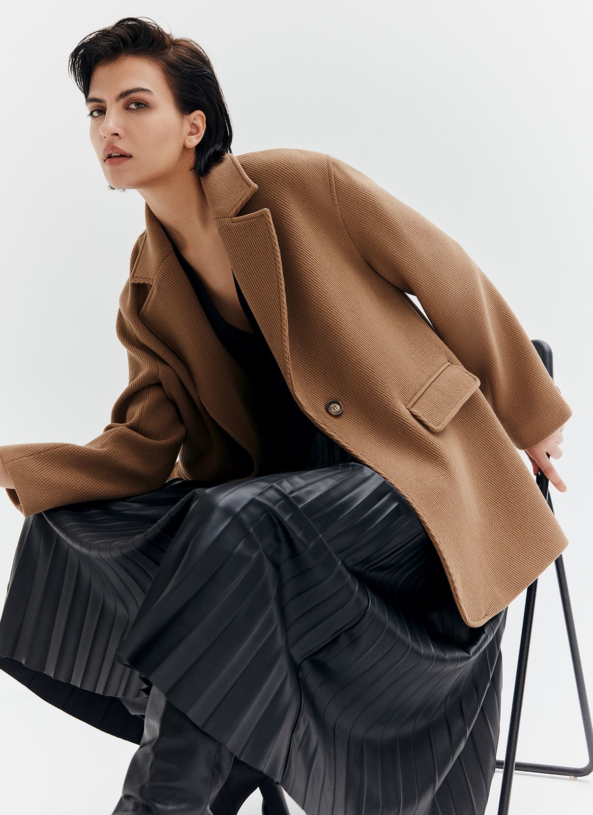 ОДНОБОРТНОЕ ПАЛЬТО-ЖАКЕТ, цвет: кэмел 1 Allweneed Однобортное пальто из мягкой шерстяной ткани. Модель фасоном напоминает жакет. Слегка спущенная линия плеча, поэтому комфортно носить со свитером и худи. Классический воротник и лацканы. Два накладных кармана и застежка на одну пуговицу. Мы советуем сочетать пальто с костюмами или джинсами для более лаконичного образа.
Температурный режим до +5 C