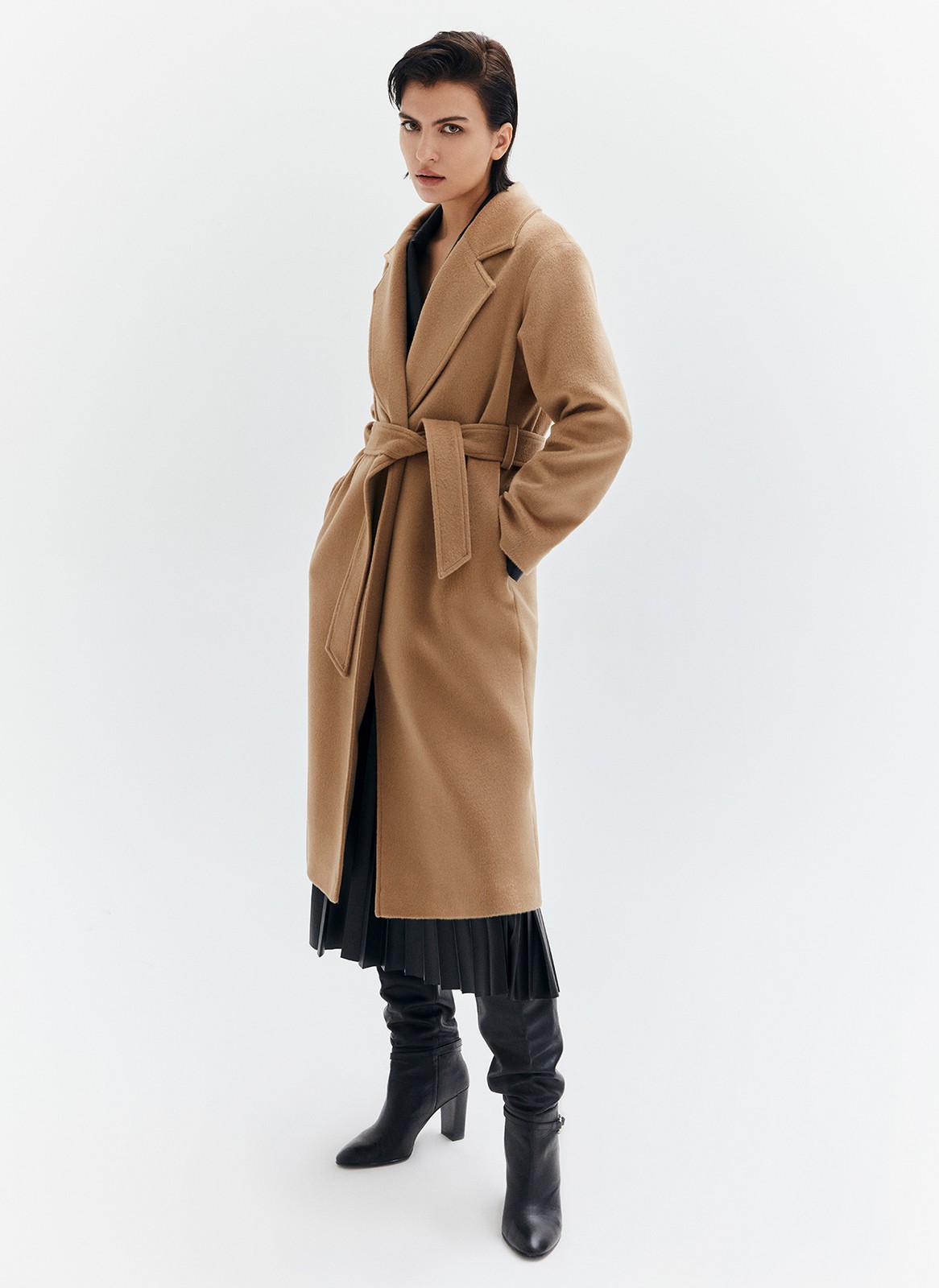 Пальто-халат, цвет: кэмел 1 Allweneed
Наш бестселлер, пальто-халат с отложным воротником и треугольными лацканами. Теплая шерсть с мягким отливом - лучший материал для демисезонного пальто. Мы любим это пальто за мягкий нрав: свободный фасон без застежки, широкий пояс, которым можно подчеркнуть талию или оставить пальто распахнутым при желании. Лаконичность линий делает его универсальным для практически любого образа и стиля.
Температурный режим до +5 C.
На модели размер XS