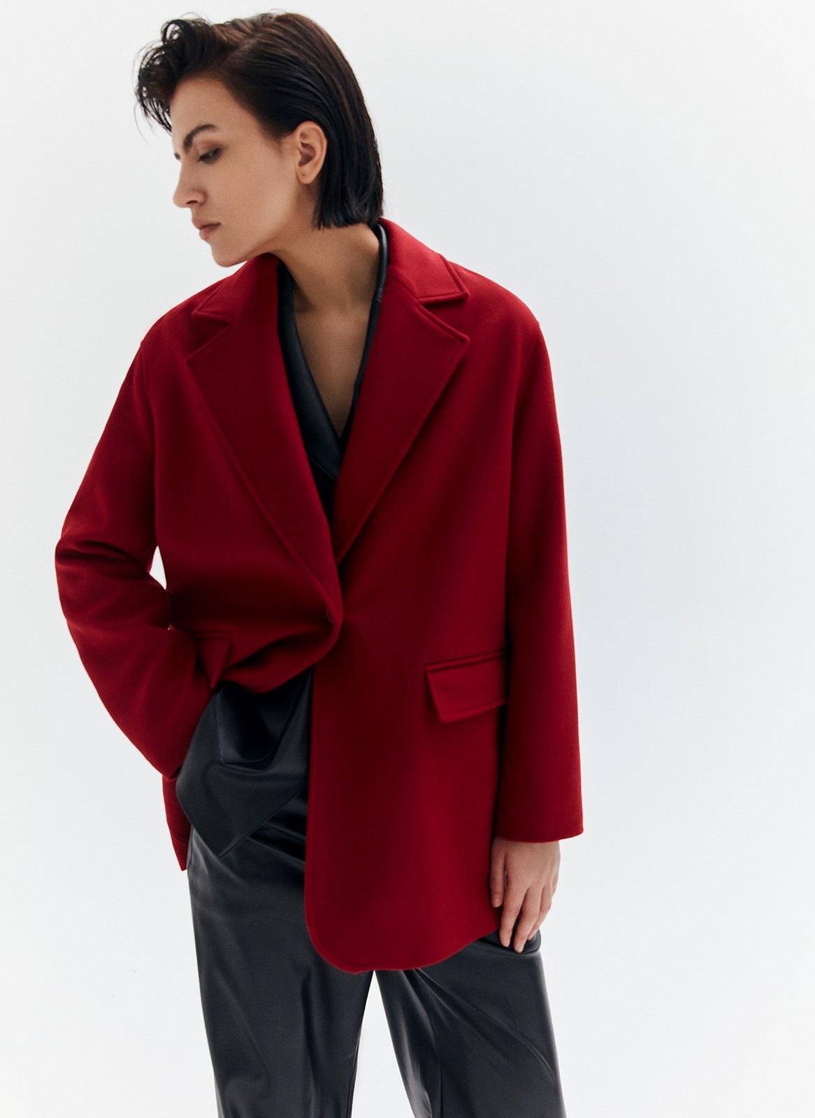 ОДНОБОРТНОЕ ПАЛЬТО-ЖАКЕТ, цвет: красный Allweneed Однобортное пальто из мягкой шерстяной ткани. Модель фасоном напоминает жакет. Слегка спущенная линия плеча, поэтому комфортно носить со свитером и худи. Классический воротник и лацканы. Два накладных кармана и застежка на одну пуговицу. Мы советуем сочетать пальто с костюмами или джинсами для более лаконичного образа.
Температурный режим до +5 C