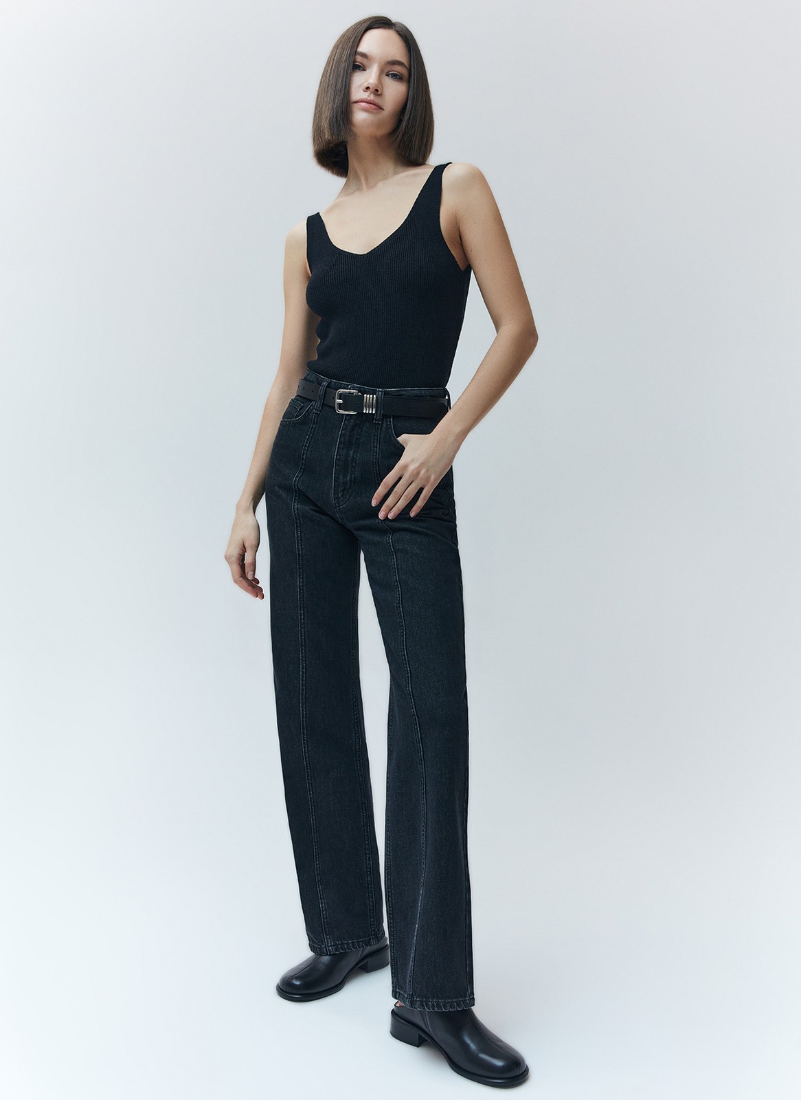 Прямые джинсы с отстрочкой, цвет: Черный Allweneed Прямые джинсы с посадкой на талии. Крой модели, который будет актуален всегда. Строчка на джинсах создает дополнительные вертикальные линии и удлиняет силуэт. Пять карманов, чтобы спрятать мелочи. Выполнены из премиального 100% хлопкового денима с авторской варкой и брендированной фурнитурой высокого качества.