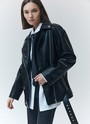 


Косуха из экокожи с отложным воротником, широким поясом с прямоугольной пряжкой и ассиметричной застёжкой на молнию. Металлическая фурнитура добавляет модели глянцевого лоска. Паты на плечах и передние боковые карманы на молниях классические для модели элементы. Изделие с подкладочной тканью. Создана для тех, кому хочется внести дерзости в свой стиль. Можно сочетать как с летящим платьем, так и с лонгсливом в паре с джинсами.