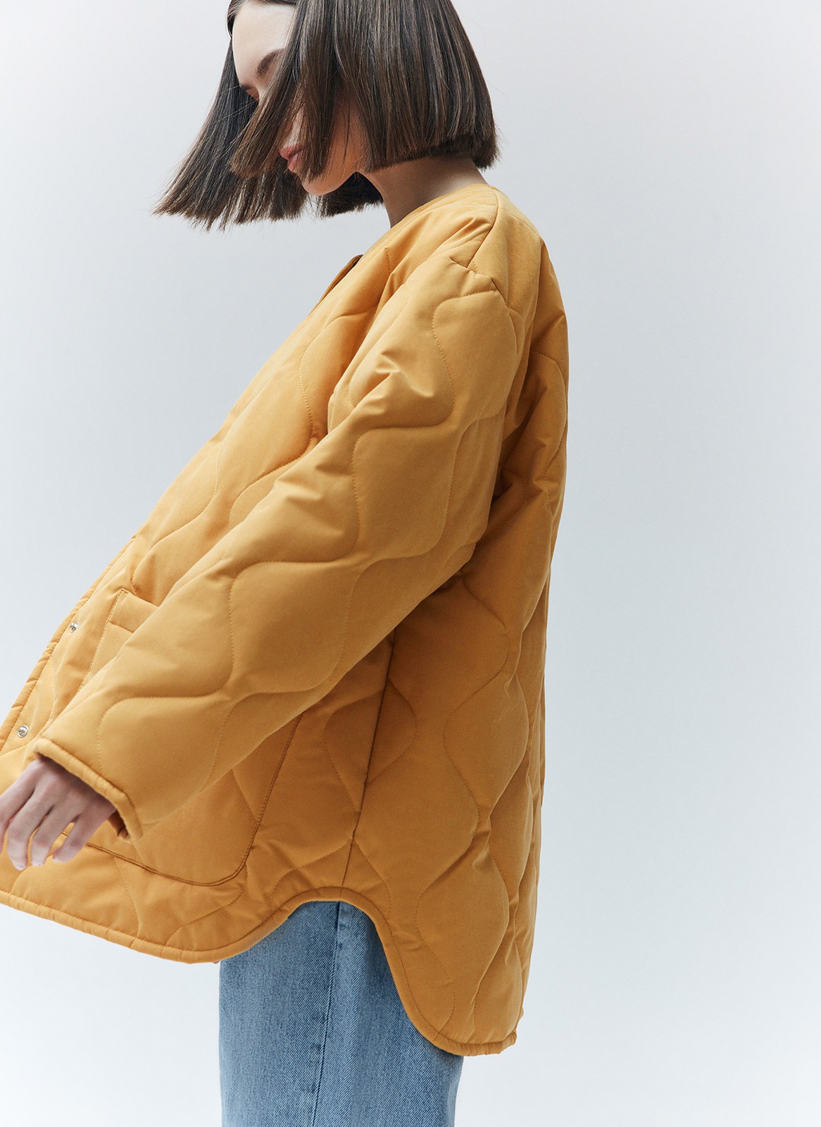 Куртка со стёжкой, цвет: рыжий Allweneed
Яркая стёганая куртка на тонком синтепоне некогда ультратренд, без которого теперь сложно представить нашу повседневную жизнь. Комфортный свободный крой, спущенное плечо и минималистичный дизайн позволяют гармонично вписать куртку в любой гардероб. Удобная застёжка на кнопки и большие накладные карманы, в которых поместится множество мелочей. Мы любим надевать эту модель на мягкий лонгслив с джинсами и отправляться на прогулку. Ткань имеет лёгкий водоотталкивающий эффект.