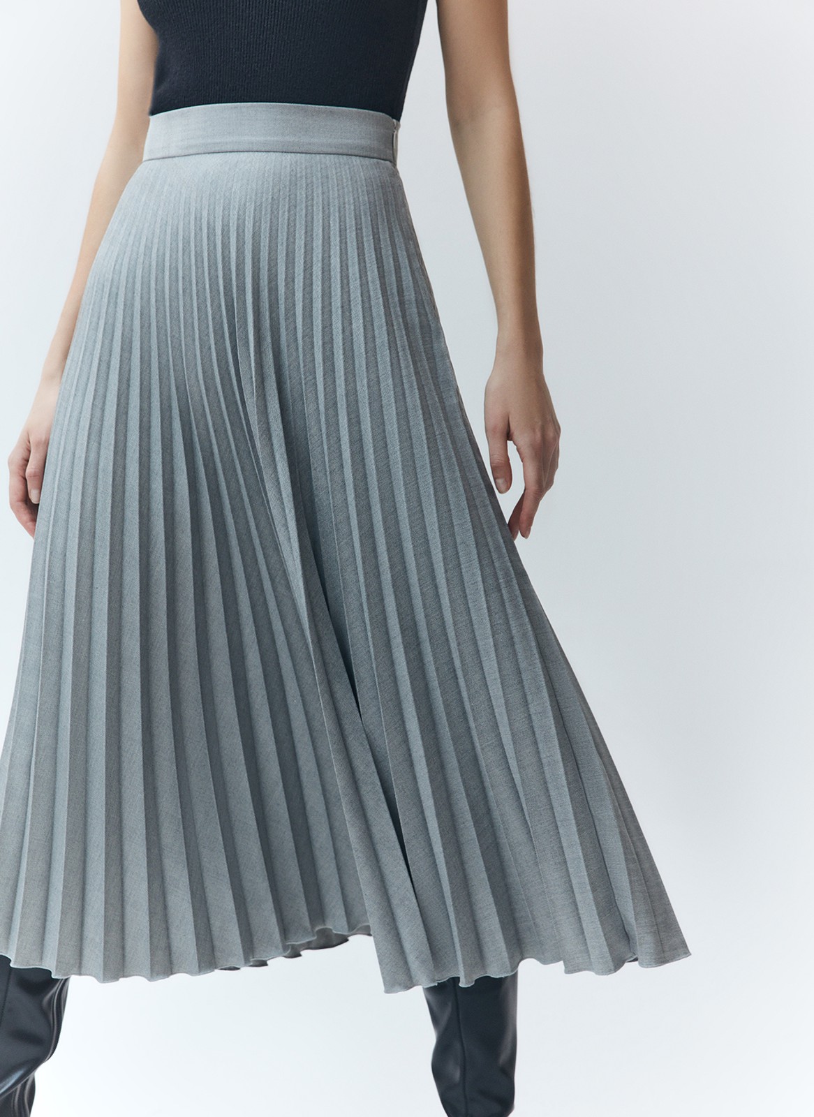 Юбка миди гофре, цвет: серый Allweneed
Юбка в складку из плотной костюмной ткани. Модель без подкладочной ткани. За счёт универсальной длины можно носить во все сезоны. Мы любим смело сочетать её с бандо и свободным жакетом. Но она также может стать более романтичной альтернативой классической костюмной юбке для работы.