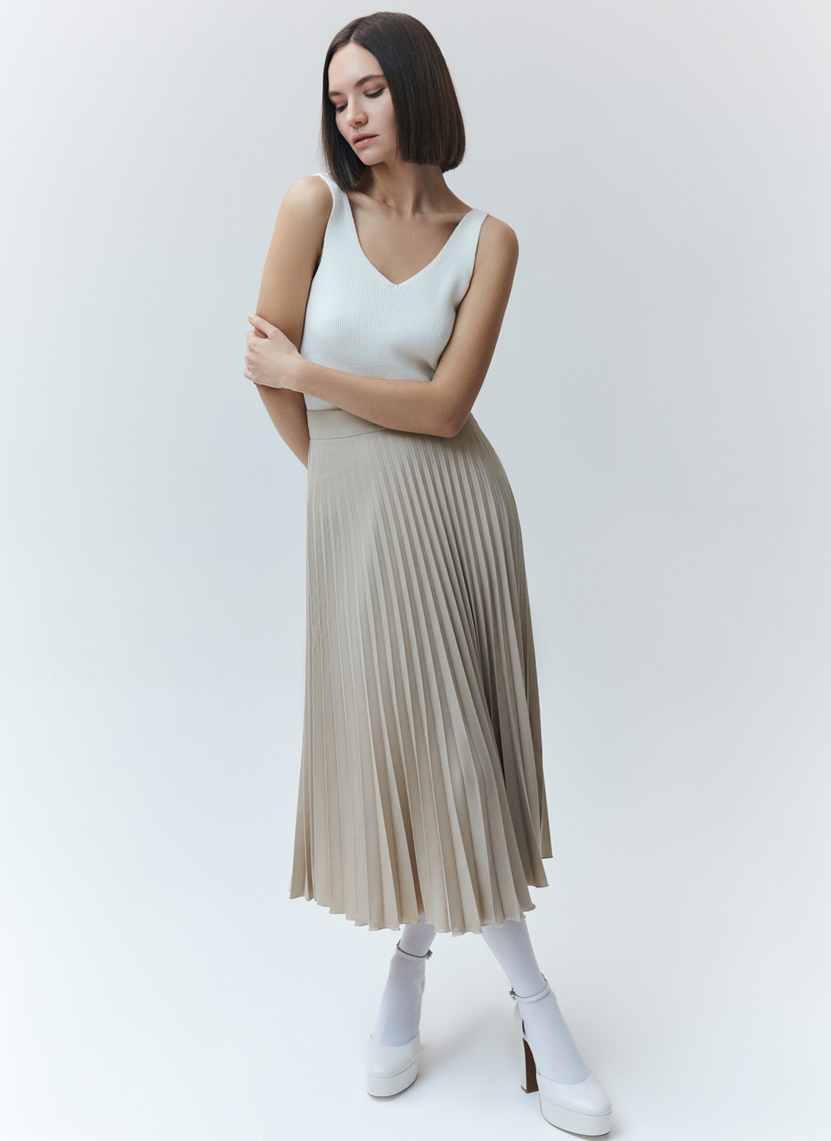 


Юбка в складку из плотной костюмной ткани. Модель без подкладочной ткани. За счёт универсальной длины можно носить во все сезоны. Мы любим смело сочетать её с бандо и свободным жакетом. Но она также может стать более романтичной альтернативой классической костюмной юбке для работы.