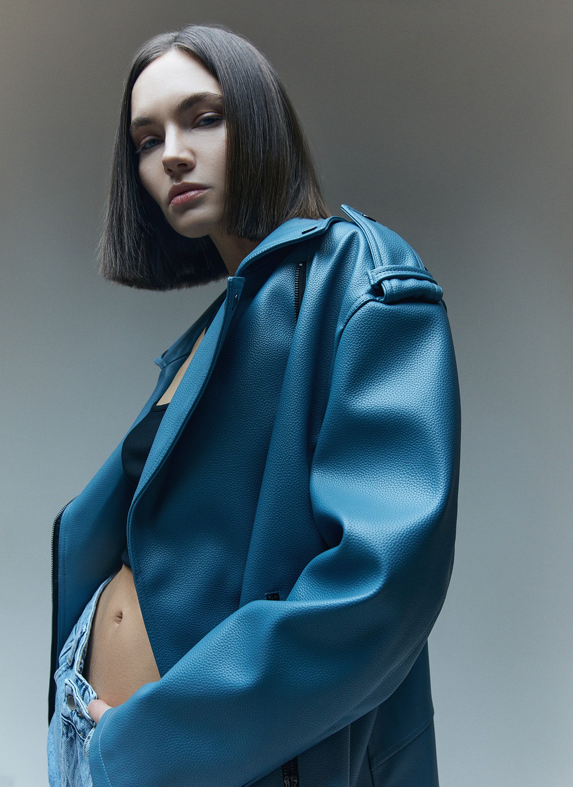 


Объемная куртка-косуха из экокожи. Мы выполнили эту модель из плотного, но эластичного и мягкого материала, к которому приятно прикасаться. Три больших кармана на молнии и один маленький на кнопке. Модель внизу фиксируется ремнем в тон для комфортной посадки. Такой фасон курток из экокожи давно является классикой и будет актуален в любое время. Нам нравится носить модель с любимыми джинсами, брюками и с нежными платьями для контраста.