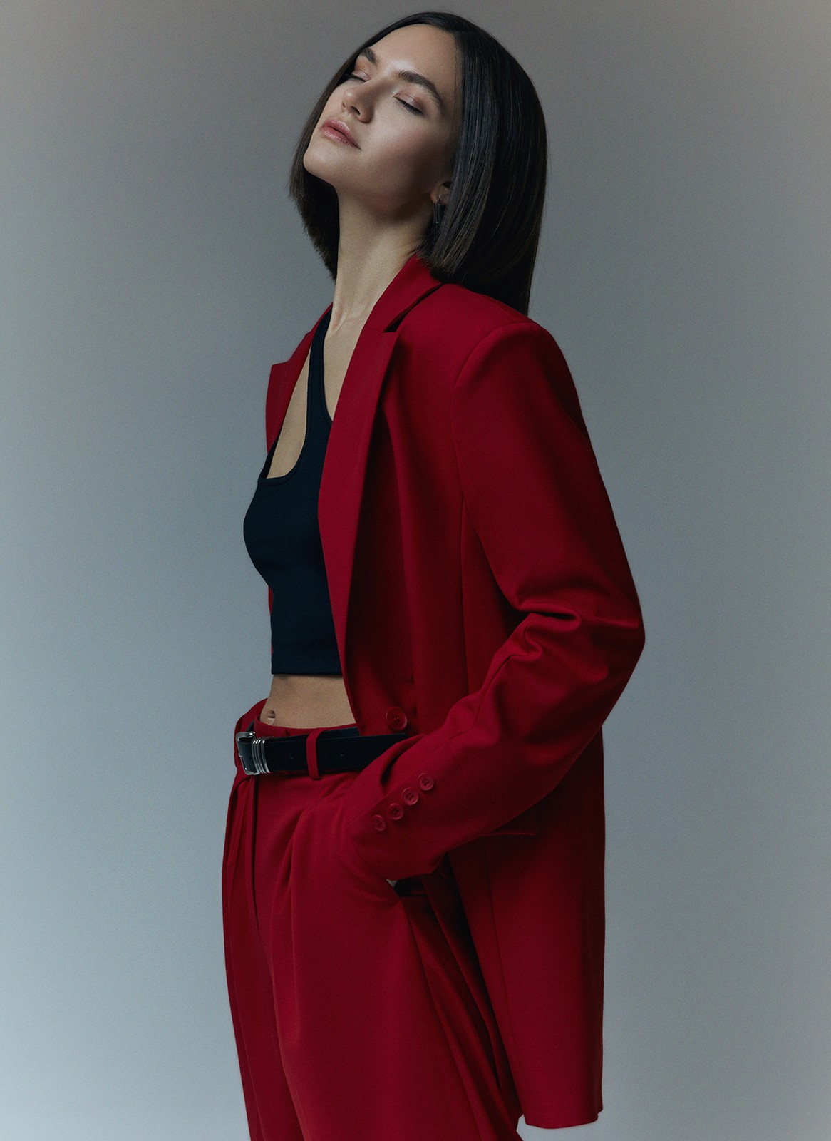 


Однобортный жакет со скрытой застежкой. Акцентная линия плеча и два кармана. Модель прямого кроя, которую можно сочетать как с приталенными вещами, так и с моделями oversize. Новая костюмная ткань в этом сезоне еще дольше сохраняет свой первоначальный вид, поэтому жакет прослужит не один сезон. Мы подобрали для вас три оттенка: выбирайте тот, что отражает ваше настроение. Сочетайте с брюками из коллекции или примерьте с летящим платьем.