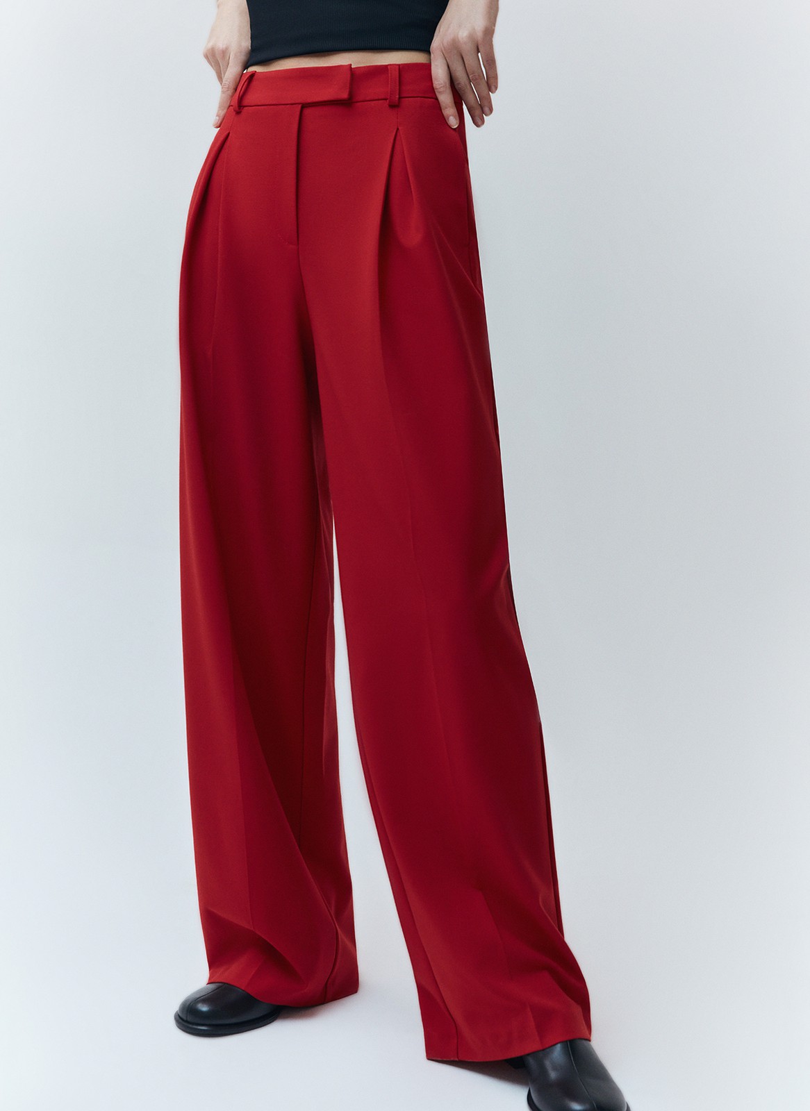 


Широкие брюки полной длины. Модель средней посадки со скрытой застежкой на молнию. Мы выполнили брюки из обновленной костюмной ткани, которая лучше садится по фигуре и держит форму. Благодаря полной длине можно сочетать с обувью на каблуке. Мы рекомендуем носить брюки с жакетами из новой коллекции и подобрать к ним интересный топ.