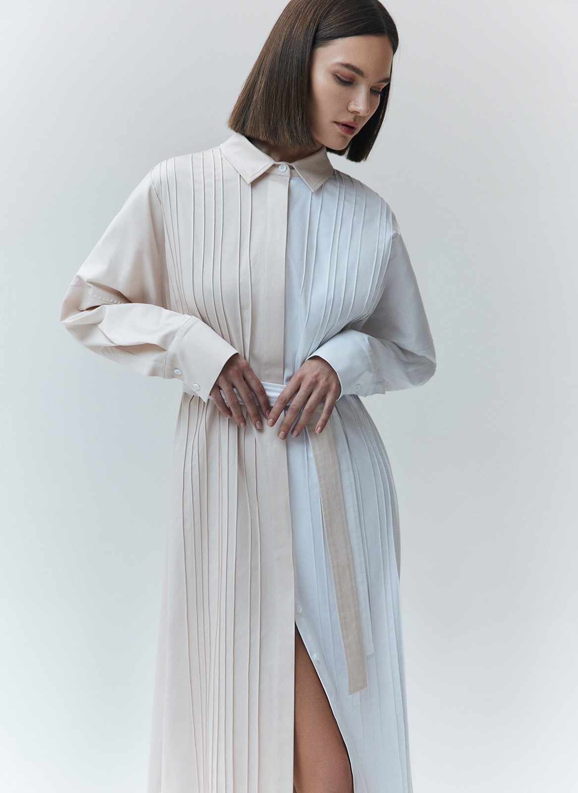 


Одна из самых популярных вариаций платья платье-рубашка длины миди. Воротник, застежка на пуговицы. Свободную модель можно носить так, или с ремнем, чтобы сделать акцент на красоте талии. Приятная, дышащая ткань создает ощущение комфорта на целый день. Расстегните по настроению пуговицы и добавьте нотку провокации в ваш образ. Прогуливайтесь в платье-рубашке по улочкам города, пейте кофе с подругой или отправляйтесь на свидание.