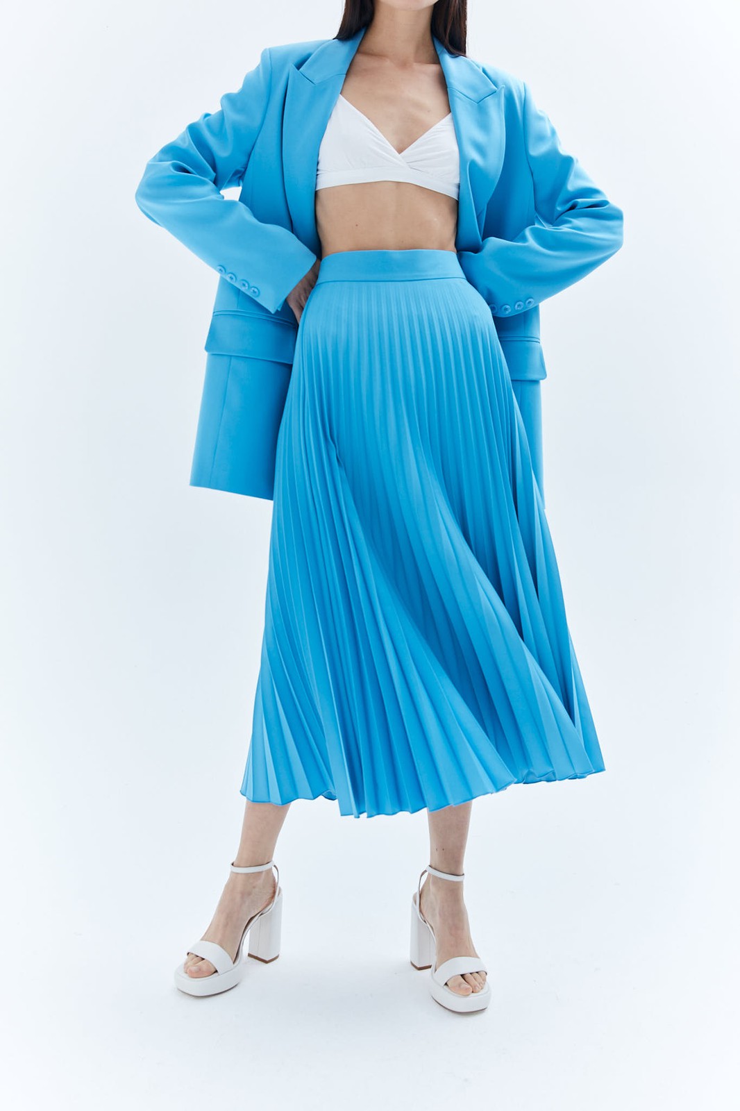 Юбка миди гофре, цвет: голубой Allweneed
Юбка в складку из плотной костюмной ткани. Модель без подкладочной ткани. За счёт универсальной длины можно носить во все сезоны. Мы любим смело сочетать её с бандо и свободным жакетом. Но она также может стать более романтичной альтернативой классической костюмной юбке для работы.