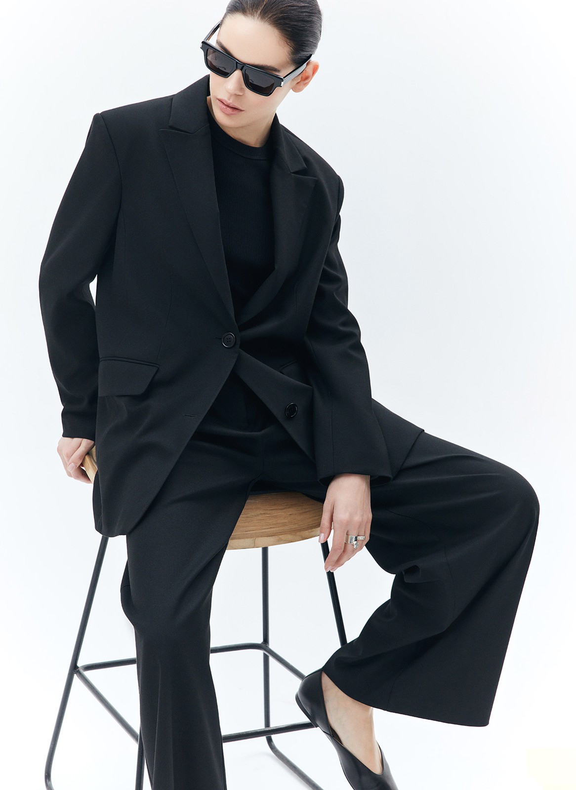 Брюки-палаццо, цвет: Черный Allweneed
Широкие брюки полной длины с посадкой на талии. Скрытая застёжка на молнию и два крючка. Изделие с двумя глубокими карманами. Мы изготовили эту модель из костюмной ткани высокого качества, поэтому брюки хорошо сидят и идеально вписываются в тренд low-key люкс, когда мы ценим хороший крой, достойный состав и лаконичный силуэт. Материал струится и создает расслабленный образ. Сочетайте с жакетом или комбинируйте с лонгсливами и водолазкой.