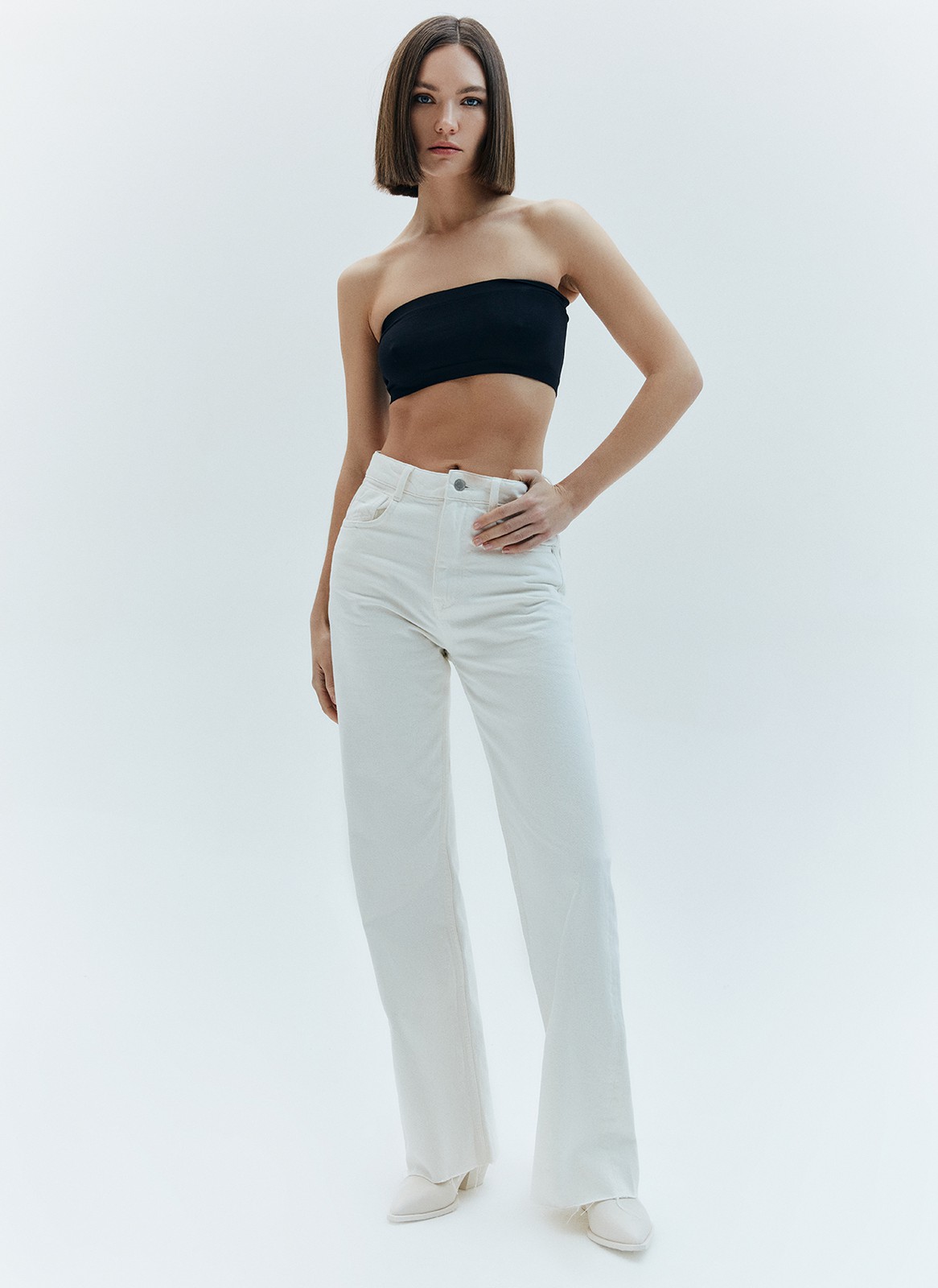 Прямые джинсы с посадкой на линии талии. Ваша любимая модель полной длины. Четыре кармана и отстрочки на передней половинке брюк. Плотный деним позволяет держать форму и красиво облегать линию бедра. Мы выполнили модель из нашего премиального 100% хлопкового денима с авторской варкой и брендированной фурнитурой высокого качества, по которой нас узнают.