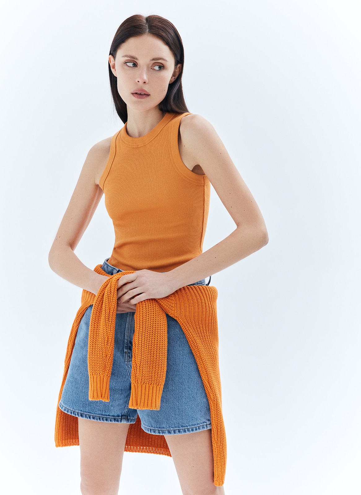 Майка в рубчик, цвет: ОРАНЖЕВЫЙ Allweneed
Базовая майка в тонкий рубчик из мягкого, но формоустойчивого трикотажа. Модель комфортно облегает силуэт, приятна к телу, может служить альтернативой футболке. Мы сочетаем изделие с джинсами, трикотажными джоггерами и костюмными брюками. В жаркую погоду советуем носить самостоятельно, а с наступлением прохлады под хлопковую рубашку или пиджак с мужского плеча.