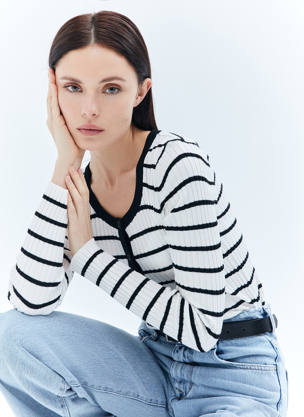 Кардиган укороченный в полоcку, цвет: МОЛОЧНО-ЧЕРНЫЙ Allweneed
Короткий кардиган в полоску из трикотажа. Округлая горловина и длинный облегающий рукав, застёжка на пуговицах. Мы выполнили модель из приятного к телу трикотажного полотна. Можно носить как альтернативу лонгсливу или расстегнуть пуговицы по желанию.