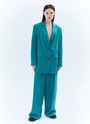 Жакет однобортный oversize, цвет: изумрудный Allweneed
Жакет с объёмной линией плеча. Шлица на спинке для декора и комфорта (не забудьте её разрезать). Мы создали слегка удлинённую модель свободного кроя, с небольшим прилеганием по талии, которая подходит девушкам разного роста. Изделие имеет карманы с клапаном, бочком, а также вытачкой на полочке и декоративной листочкой выше груди. Приятная костюмная ткань деликатно блестит и хорошо держит форму. В этом сезоне цвет играет для нас важное значение и отражает плавное погружение в весенний период. Два базовых оттенка и один акцентный изящный изумрудный.