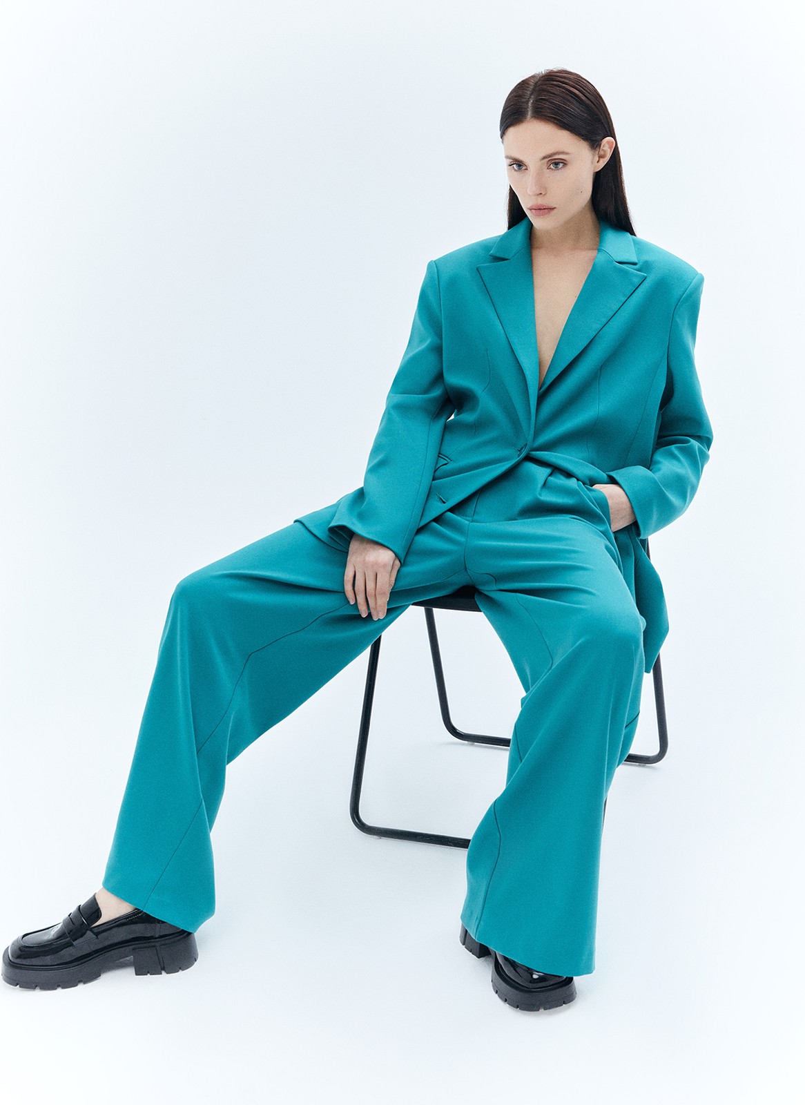 Брюки-палаццо, цвет: изумрудный Allweneed
Широкие брюки полной длины с посадкой на талии. Скрытая застёжка на молнию и два крючка. Изделие с двумя глубокими карманами. Мы изготовили эту модель из костюмной ткани высокого качества, поэтому брюки хорошо сидят и идеально вписываются в тренд low-key люкс, когда мы ценим хороший крой, достойный состав и лаконичный силуэт. Материал струится и создает расслабленный образ. Сочетайте с жакетом или комбинируйте с лонгсливами и водолазкой.