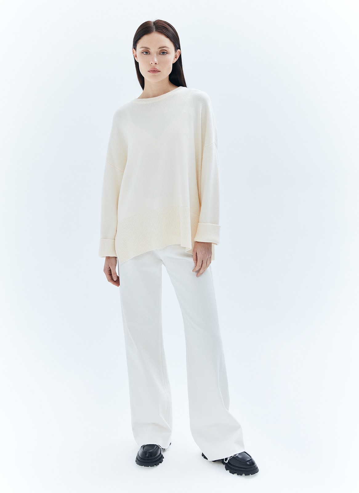 Объемный свитер с разрезами по бокам, цвет: молочный Allweneed
Свитер свободного кроя с разрезами по бокам. Материал согревает и очень приятно касается тела, поэтому вы можете проводить в нём время в прохладные вечера. Для офиса сочетайте свитер с юбкой миди, а для отдыха с удобными джинсами или брюками из трикотажа.