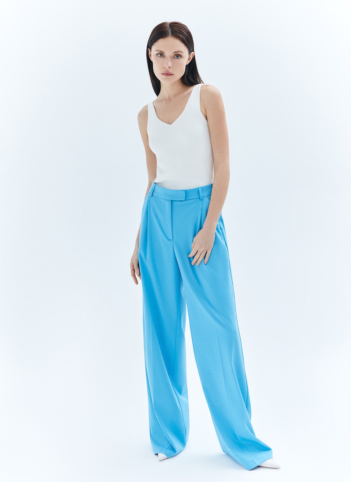 Брюки прямые полной длины, цвет: голубой Allweneed
Базовые брюки с посадкой чуть ниже талии и плотным поясом можно носить их без ремня. Выполнены из качественной турецкой костюмной ткани. Ткань хорошо держит форму и отлично сидит на фигуре. Сочетайте с яркими жакетами.