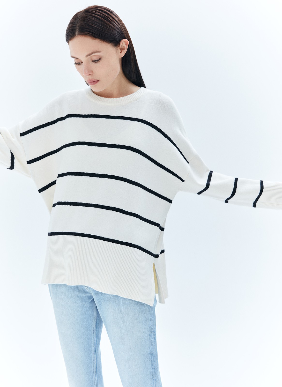 Объемный свитер с разрезами по бокам, цвет: МОЛОЧНО-ЧЕРНЫЙ Allweneed
Свитер свободного кроя с разрезами по бокам. Материал согревает и очень приятно касается тела, поэтому вы можете проводить в нём время в прохладные вечера. Для офиса сочетайте свитер с юбкой миди, а для отдыха с удобными джинсами или брюками из трикотажа.