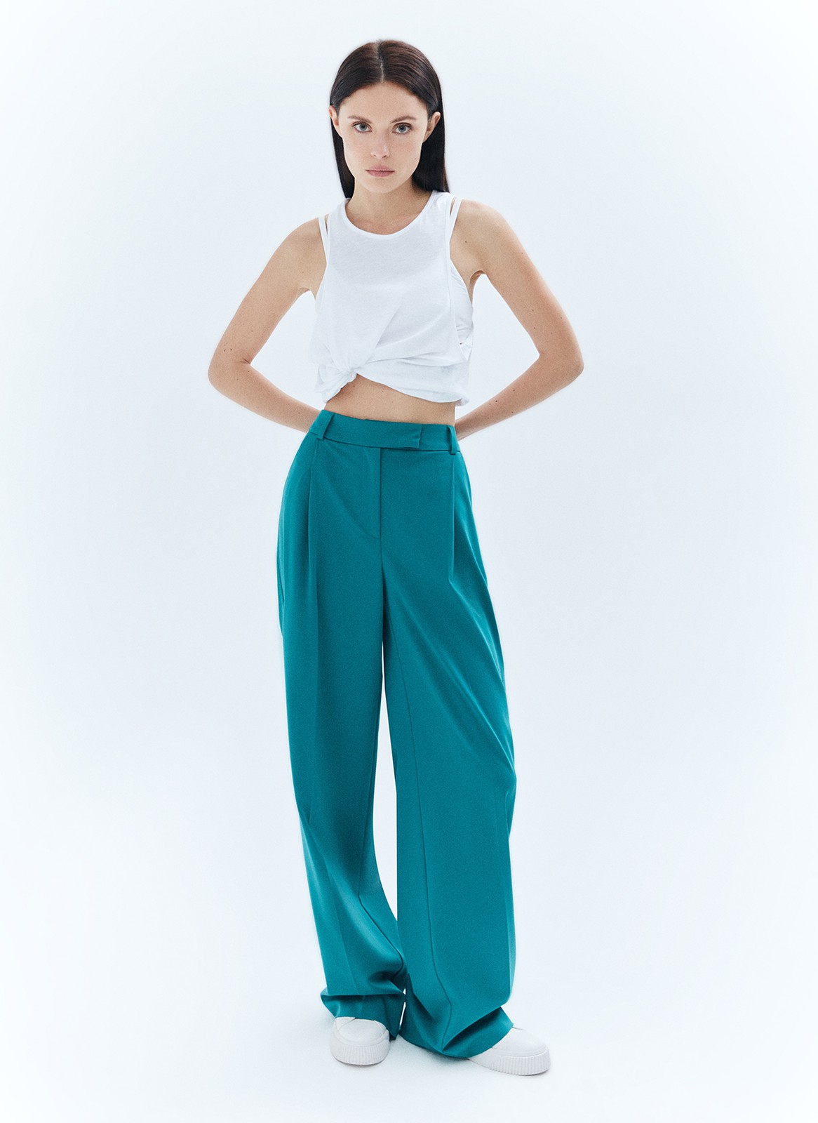 Брюки прямые полной длины, цвет: изумрудный Allweneed
Базовые брюки с посадкой чуть ниже талии и плотным поясом можно носить их без ремня. Выполнены из качественной турецкой костюмной ткани. Ткань хорошо держит форму и отлично сидит на фигуре. Сочетайте с яркими жакетами.
