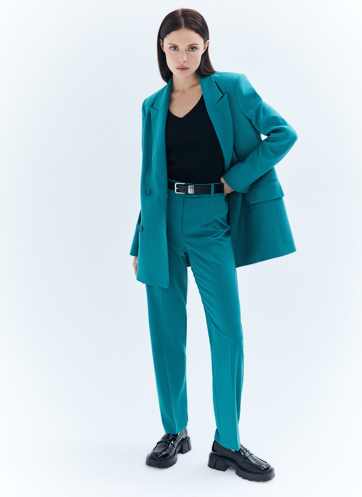 Брюки зауженные к низу, цвет: изумрудный Allweneed
Зауженные брюки на средней посадке из костюмной ткани. Модель на складке и со стрелкой. Ткань хорошо держит форму, поэтому изделие долго сохраняет свой первоначальный вид. Два кармана с отрезным бочком и скрытая застёжка на молнии. Брюки умеренного, классического силуэта, которые легко сочетаются с жакетом. База для офиса, деловых встреч и просто для жизни.