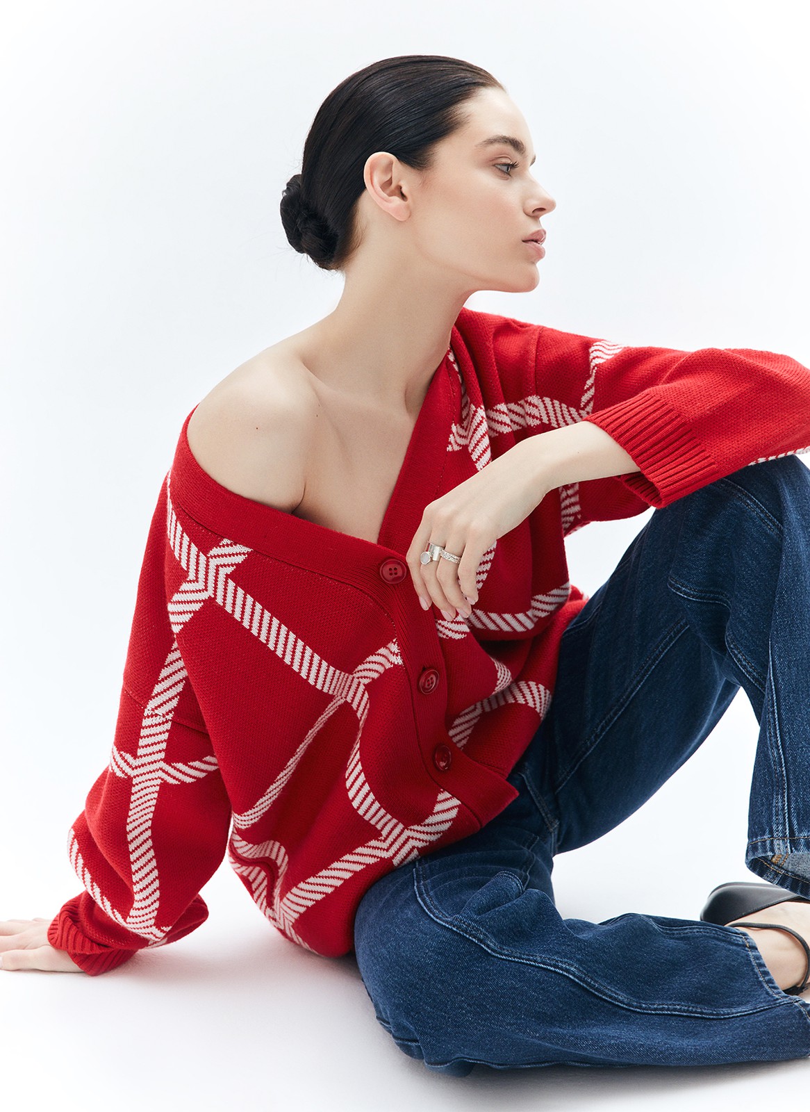 Кардиган с принтом на пуговицах, цвет: красный Allweneed
Кардиган свободного кроя в новом качестве. Модель из мягкой пряжи, которая приятно касается тела. Застежка на крупные пуговицы. В этом сезоне мы создали кардиган с принтом: в красном цвете и с белыми перекрестными полосами, а также в белом цвете с тоненькими чёрными полосками по краям. Носите и создавайте уютный образ с платьями, юбками или любимыми джинсами.