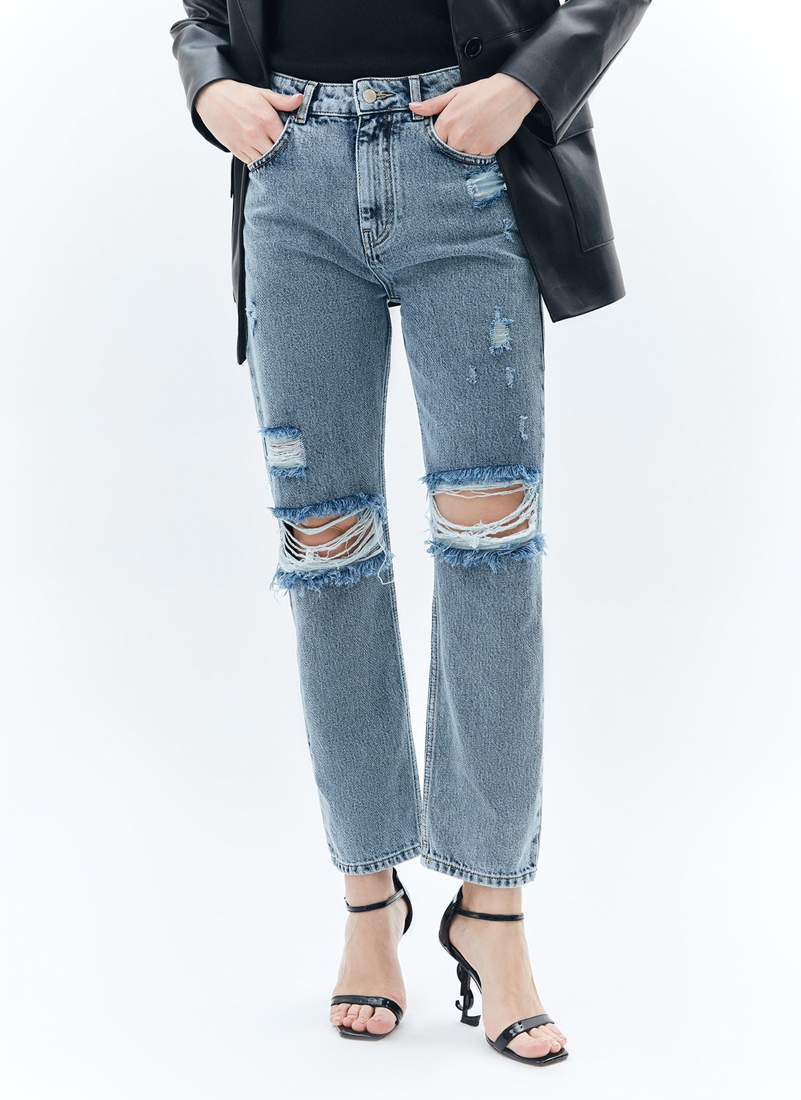 Джинсы прямого кроя с посадкой на талии. Широкие разрезы и эффект потёртостей в винтажном стиле. Четыре кармана для разных мелочей. Застёжка на молнию и металлическую пуговицу. Плотный деним позволяет держать форму и красиво облегать линию бедра. Мы выполнили модель из нашего премиального 100% хлопкового денима с авторской варкой и брендированной фурнитурой высокого качества.