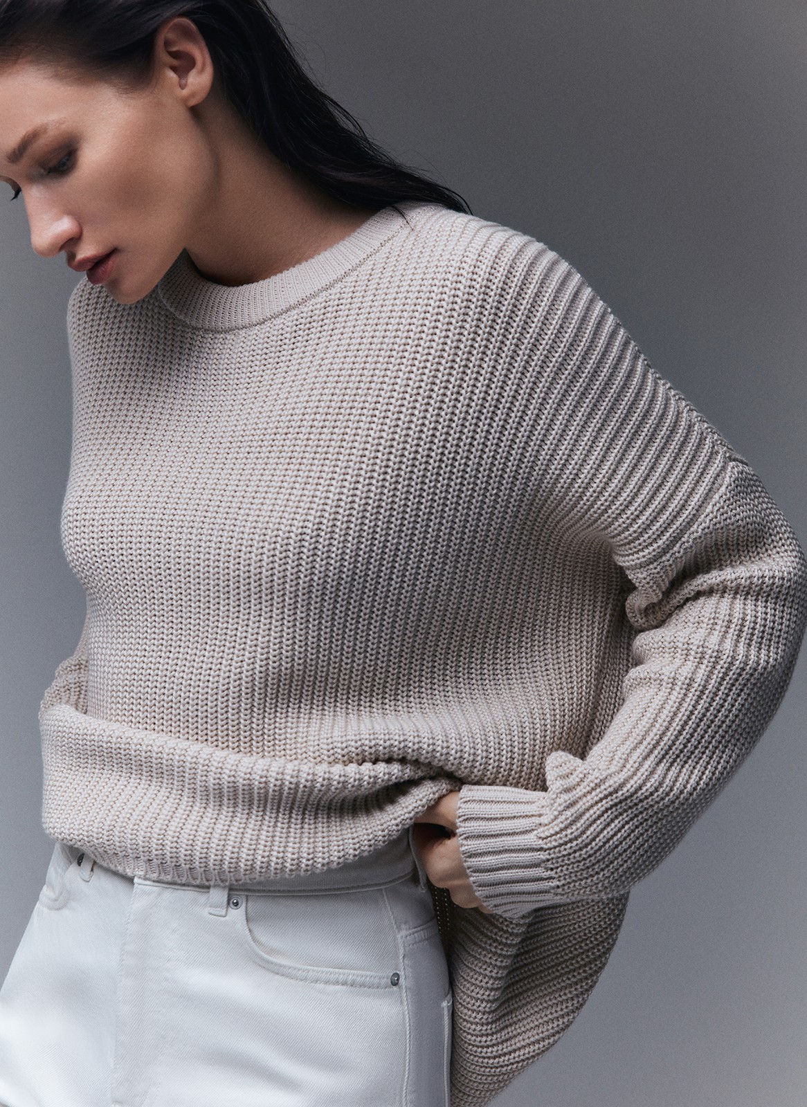 Свитер oversize, цвет: бежевый Allweneed Хлопковый свитер крупной вязки. Модель свободного силуэта, с круглой горловиной. Легко вписывается в весенний гардероб. Материал дышит и позволяет поддерживать оптимальный температурный режим. Мы рекомендуем носить его как самостоятельно, так и надеть под него футболку или рубашку. Это одна из наших любимых моделей для прогулок или уютных посиделок с подругой.