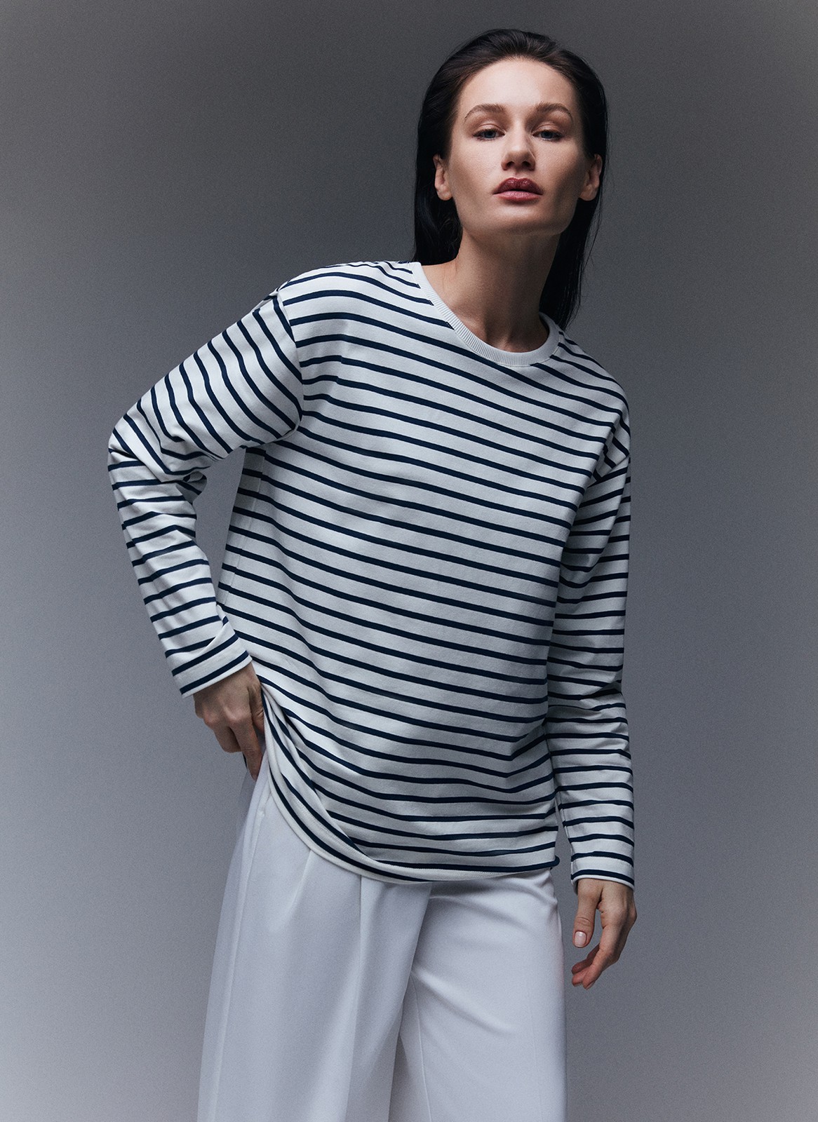 Лонгслив в полоску, цвет: Молочно-синий Allweneed
Лонгслив свободного кроя из мягкого трикотажного полотна. Актуальный удлинённый рукав и спущенная пройма. Благодаря приятной на ощупь ткани и отличному составу в нашей тельняшке вам будет комфортно целый день. Советуем носить модель с джинсами и юбками 24/7.