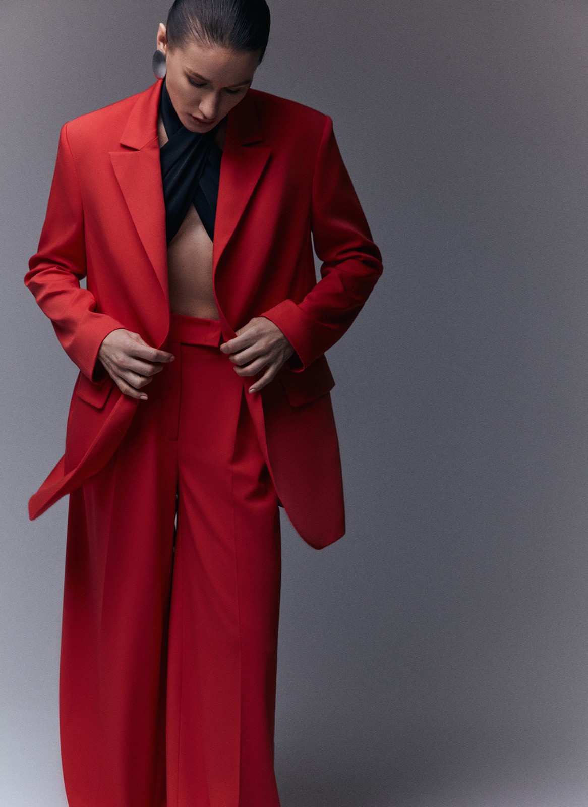 Жакет однобортный oversize, цвет: ягодный Allweneed
Однобортный жакет свободного кроя с классической линией плеча. Застёжка на две пуговицы и карманы с клапанами. Эту модель мы выполнили из мягкой и приятной к телу костюмной ткани, которая хорошо держит форму. Жакет можно носить комплектом с брюками или сделать его акцентом образа на каждый день. Наша любовь сложный кораллово-красный оттенок Luscious Red, Сочный красный из весенней палитры агентства прогнозирования тенденций WGSN + Coloro.