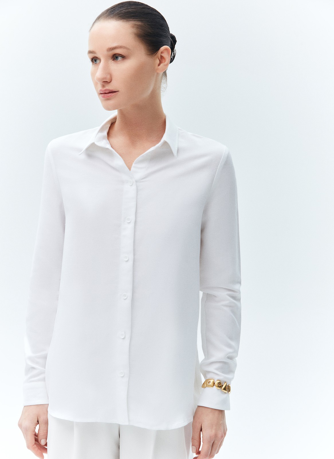 Рубашка льняная, цвет: белый Allweneed
Рубашка классического кроя изо льна. Льняная ткань с гладкой поверхностью и матовым блеском. Лён отлично охлаждает в жаркое время года. Мы создали модель с классическим воротником, стандартной линией плеча и застёжкой на пуговицах в тон.
Носите в офис, поверх топов или как кардиган.