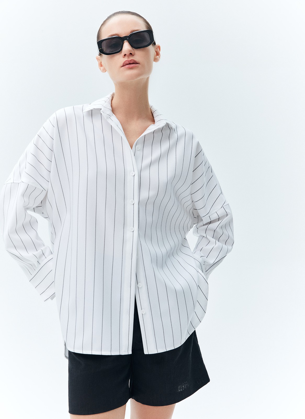 


Рубашка широкого кроя. Застёжка на пуговицы, свободный рукав и спущенное плечо. Мы выполнили модель из приятной к телу ткани, благодаря ей вам будет комфортно в любую погоду этой весной. Округлый низ с разрезами, которые эффектно смотрятся и добавляют возможностей для стилизации образа. Рубашку можно носить самостоятельно или как альтернативу кардигану с платьями, футболками и топами.