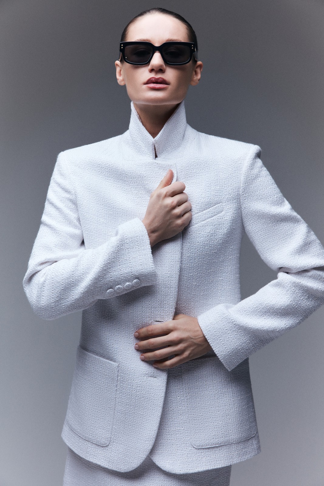 Жакет фактурный, цвет: молочный Allweneed
Фактурный однобортный жакет. Классическая линия плеча, шлица, лацканы, накладные карманы, застёжка на матовые пуговицы в тон и структура ткани подчёркивают статусность модели, а современный в меру свободный крой даёт ей огромный потенциал.
Носите с мини-юбкой из этой же ткани, чтобы создать острый актуальный образ, или с прямыми базовыми джинсами в офис.