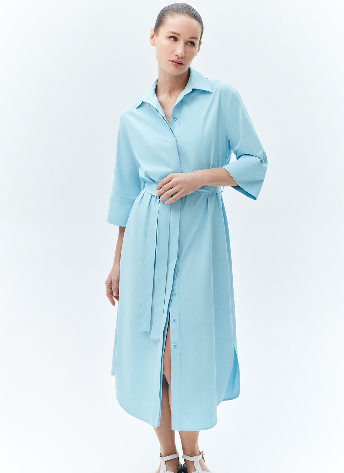 Платье рубашка из хлопка, цвет: голубой Allweneed
Платье-рубашка длины миди из хлопка. Скрытая застёжка с пуговицами, отложной воротник и широкие рукава с широкими манжетами для свободы движения. Базовая модель для весны и лета, ведь благодаря натуральному составу в ней не будет жарко. Мы также добавили съёмный пояс в тон, чтобы вы могли создавать женственные образы и подчёркивать талию.
В платье можно буквально жить: днём носить в офис, а вечером на встречи с подругой и свидания.
