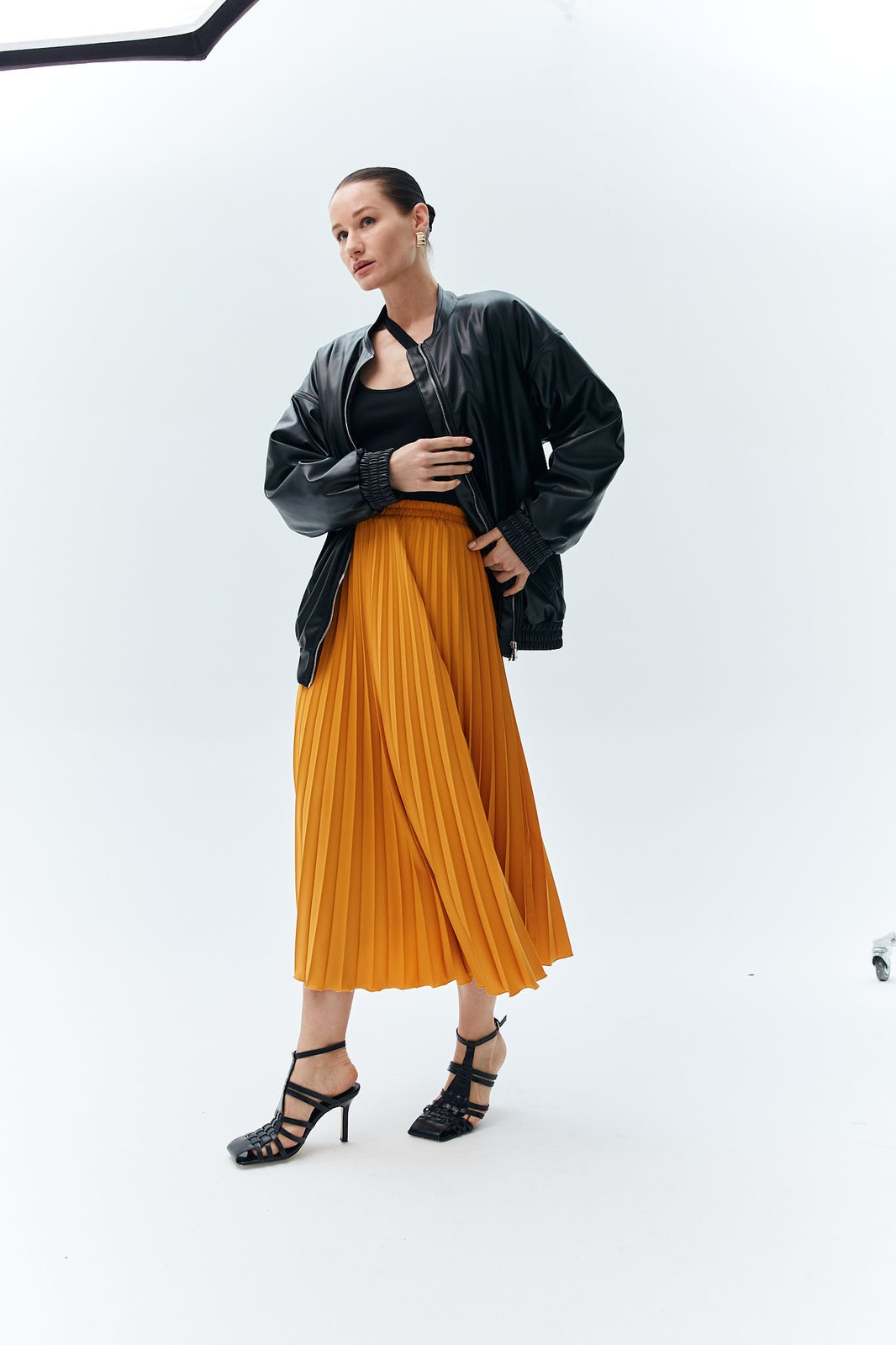 Юбка гофре на резинке, цвет: ОРАНЖЕВЫЙ Allweneed
Юбка-гофре с посадкой на талии одна из моделей коллекции, которая уже стала классикой весеннего гардероба. Удобный эластичный пояс, чтобы обеспечить вам комфортную посадку. Ткань не слишком лёгкая, но и не слишком плотная, поэтому она будет красиво струиться при движении. Модель легко интегрировать как в строгий офисный дресс-код, так и в образы на каждый день.