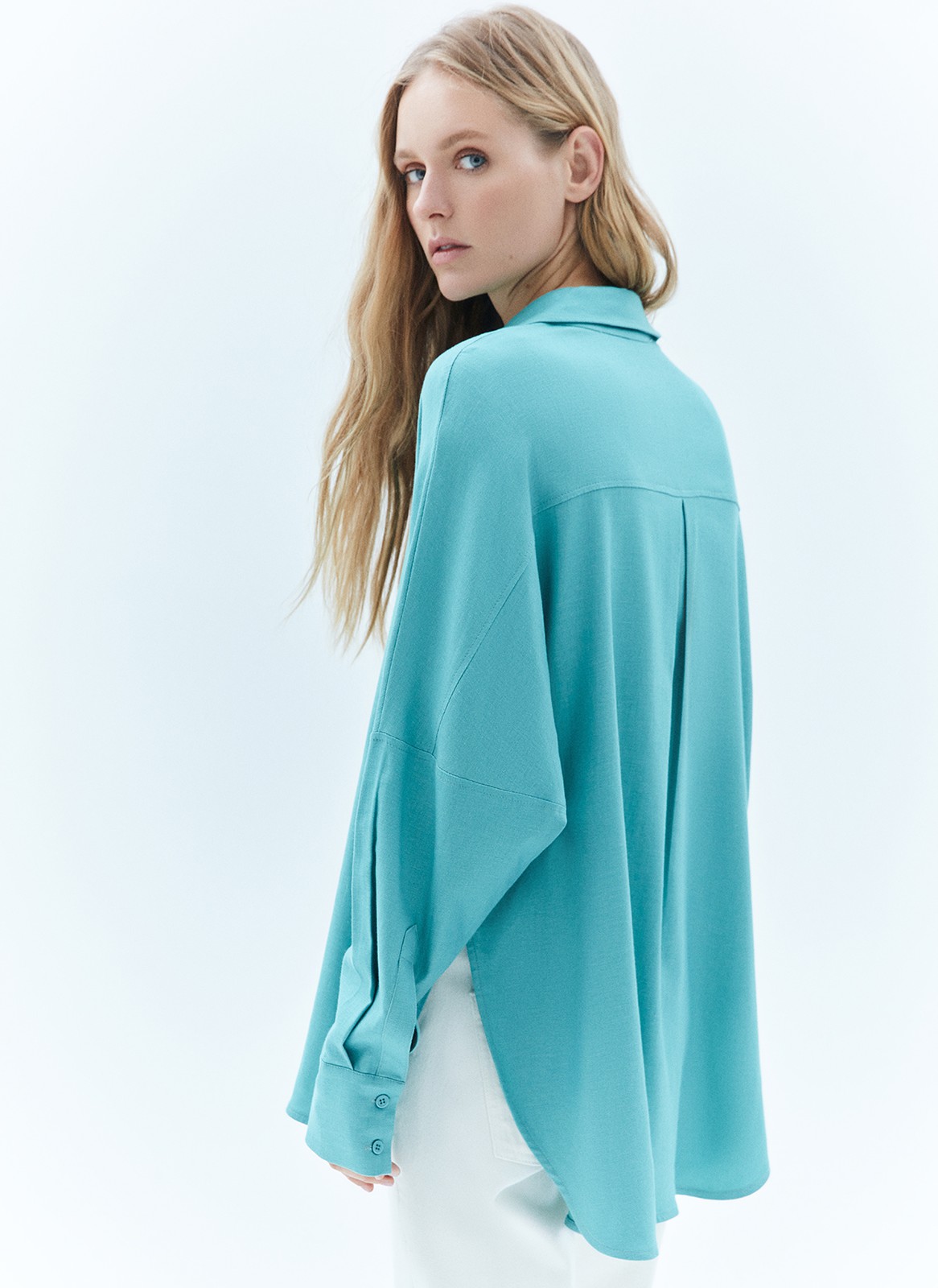 Рубашка широкого кроя. Застёжка на пуговицы, свободный рукав и спущенное плечо. Мы выполнили модель из приятной к телу ткани, благодаря ей вам будет комфортно в любую погоду этой весной. Округлый низ с разрезами, которые эффектно смотрятся и добавляют возможностей для стилизации образа. Рубашку можно носить самостоятельно или как альтернативу кардигану с платьями, футболками и топами.